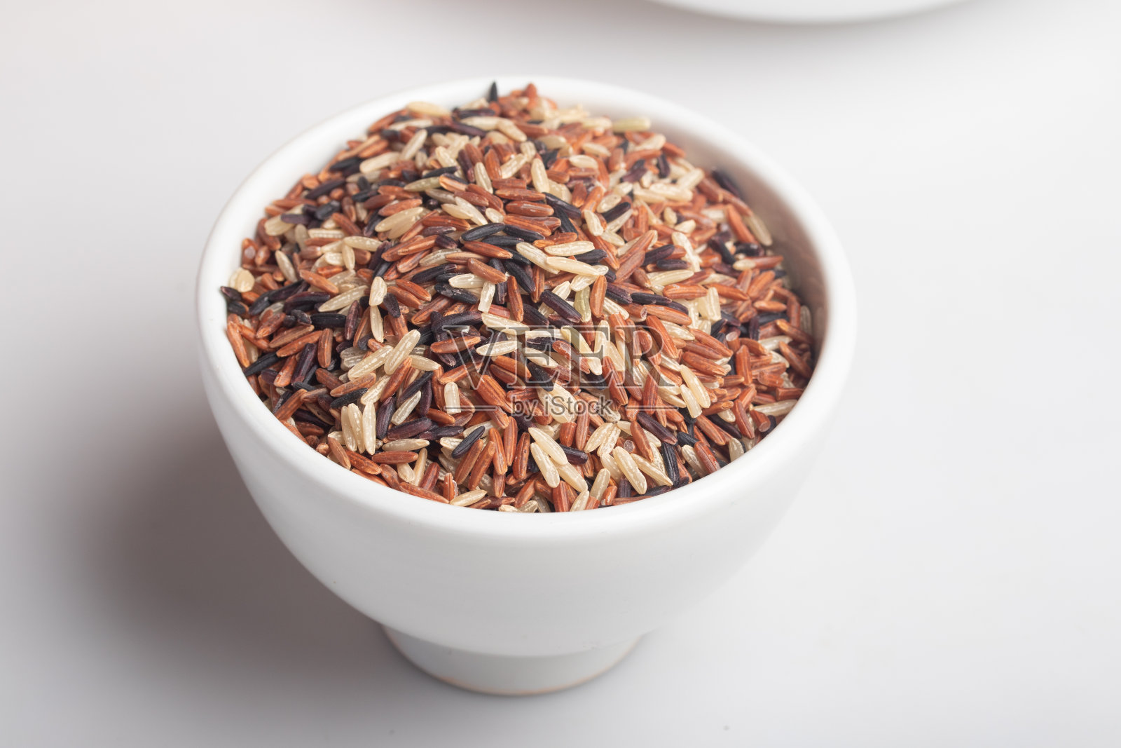 白杯盛生米莓。健康食品。照片摄影图片