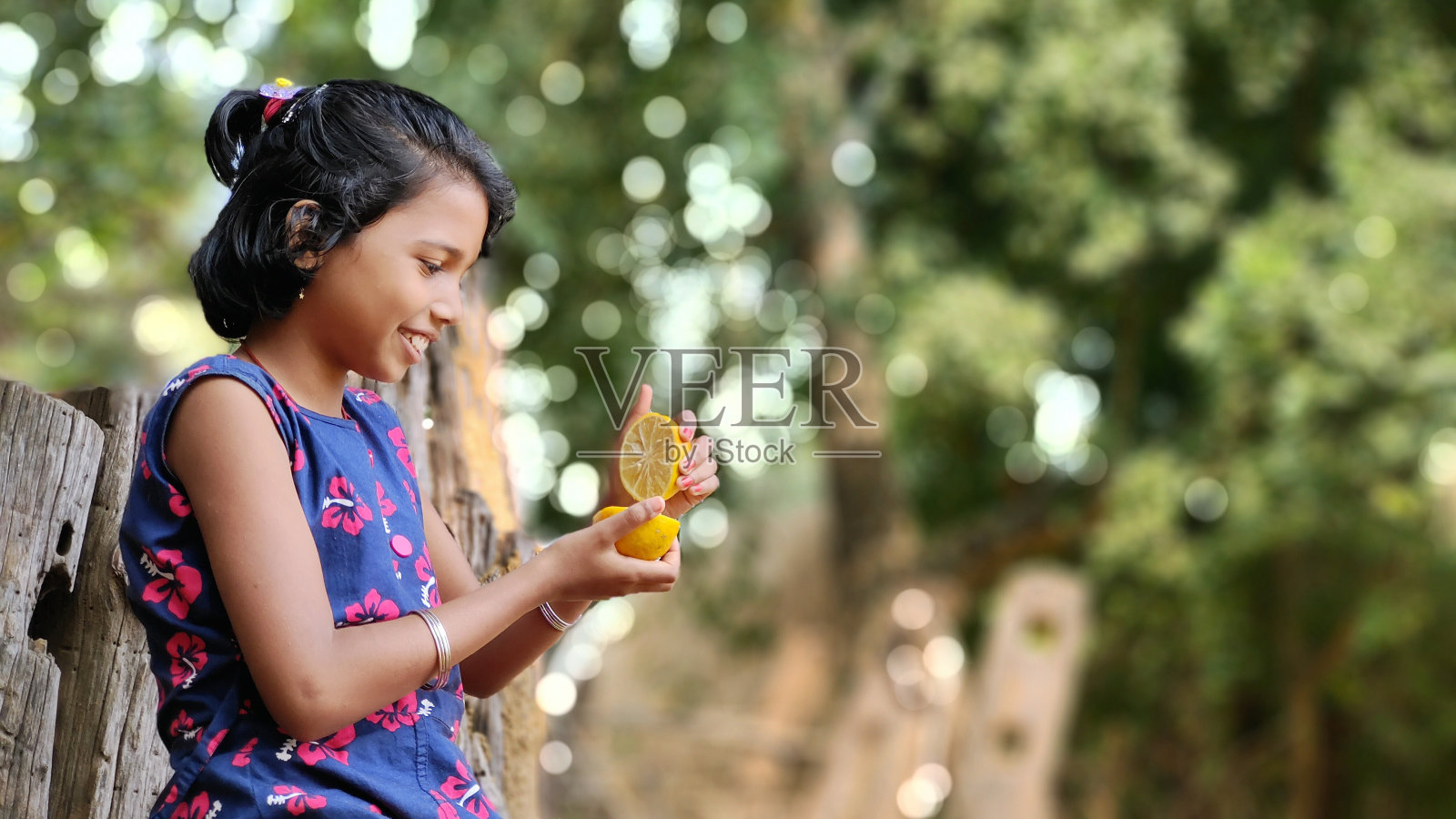 小女孩在玩新鲜的桔子，橘子照片摄影图片