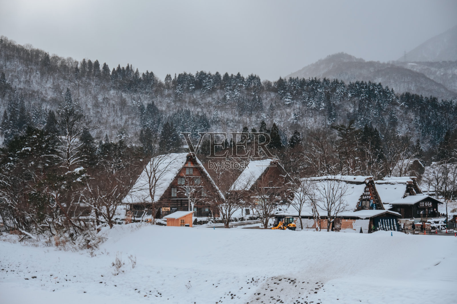白川乡白雪皑皑，是日本冬季旅游的最佳去处照片摄影图片