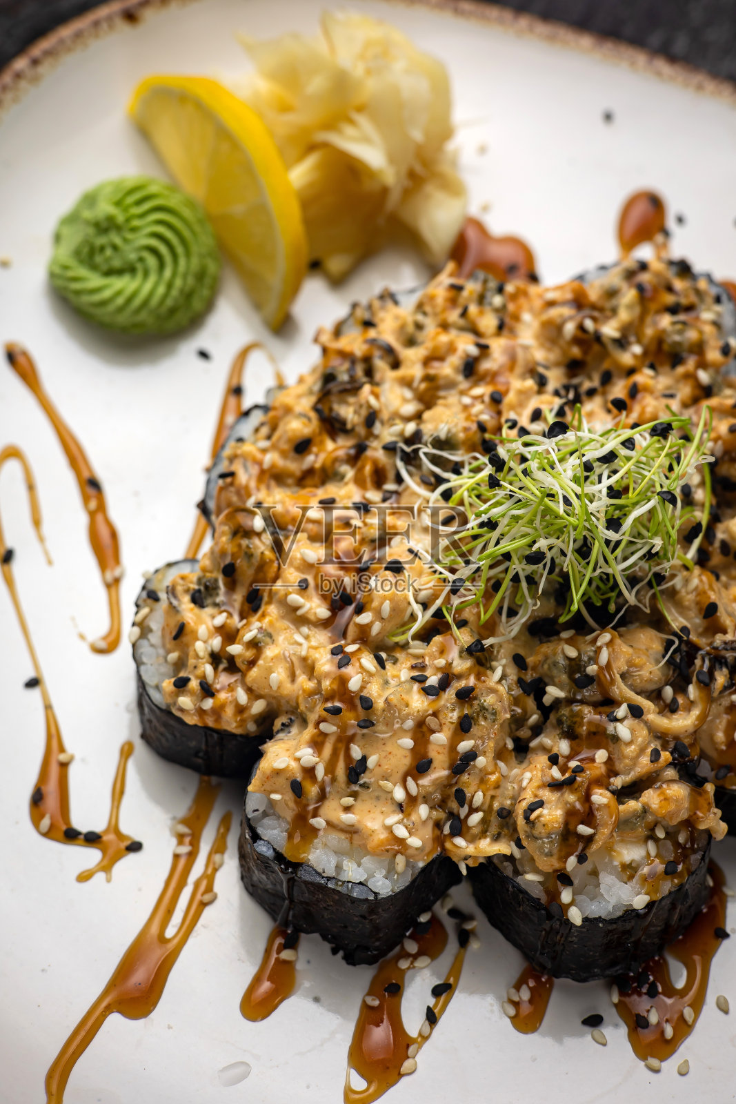 寿司卷的盘子里有山葵。照片摄影图片