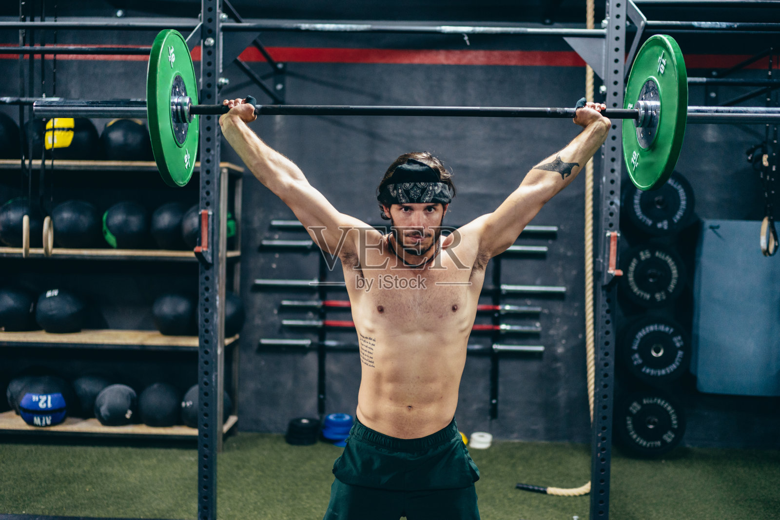 强壮的白人男子在健身房举重照片摄影图片
