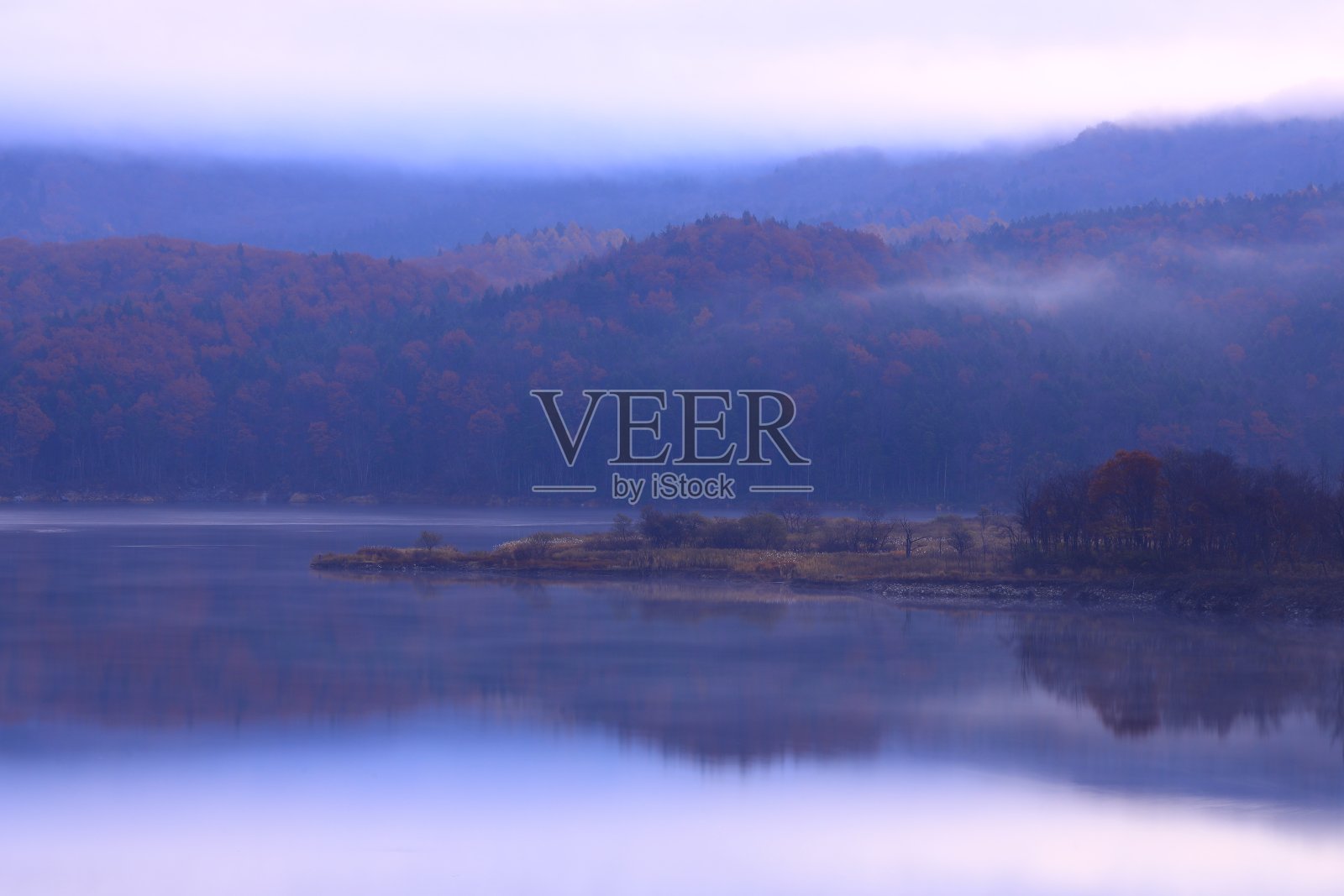 黎明时分的山地景观照片摄影图片