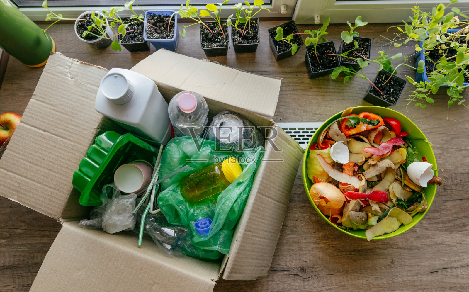 水果和蔬菜剥皮和塑料垃圾的俯视图照片摄影图片