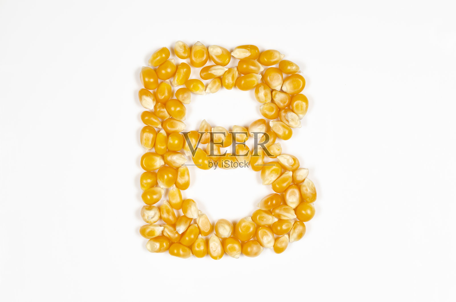 英文字母B的干爆米花种子在白色背景。照片摄影图片