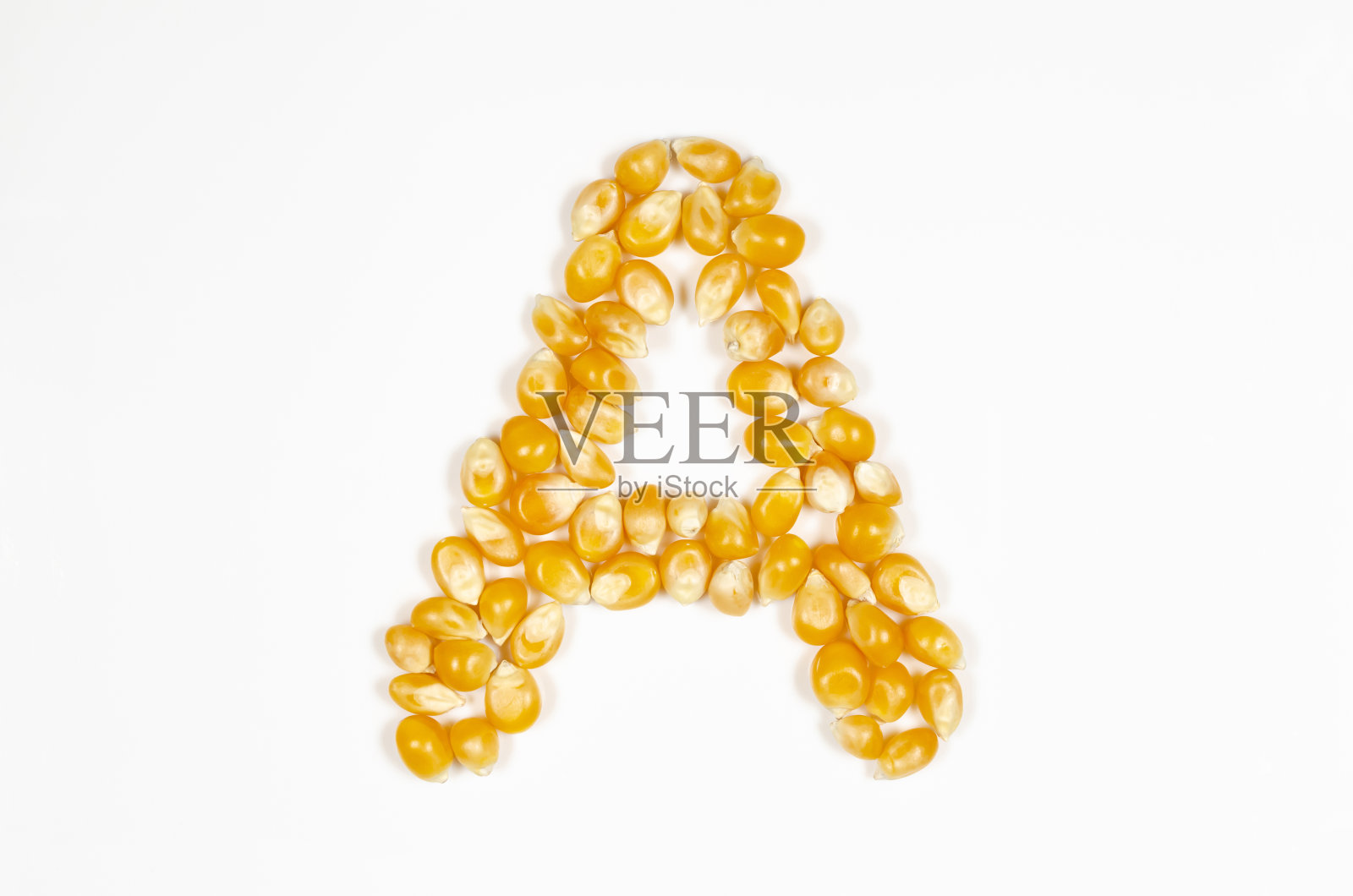 英文字母A的干爆米花种子在白色背景。照片摄影图片