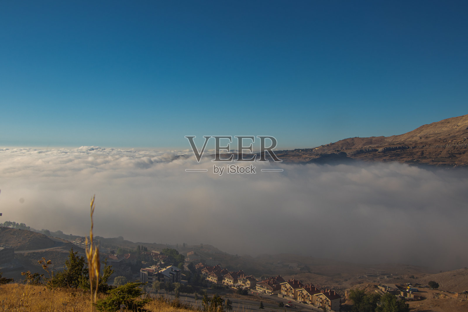 云端之上照片摄影图片