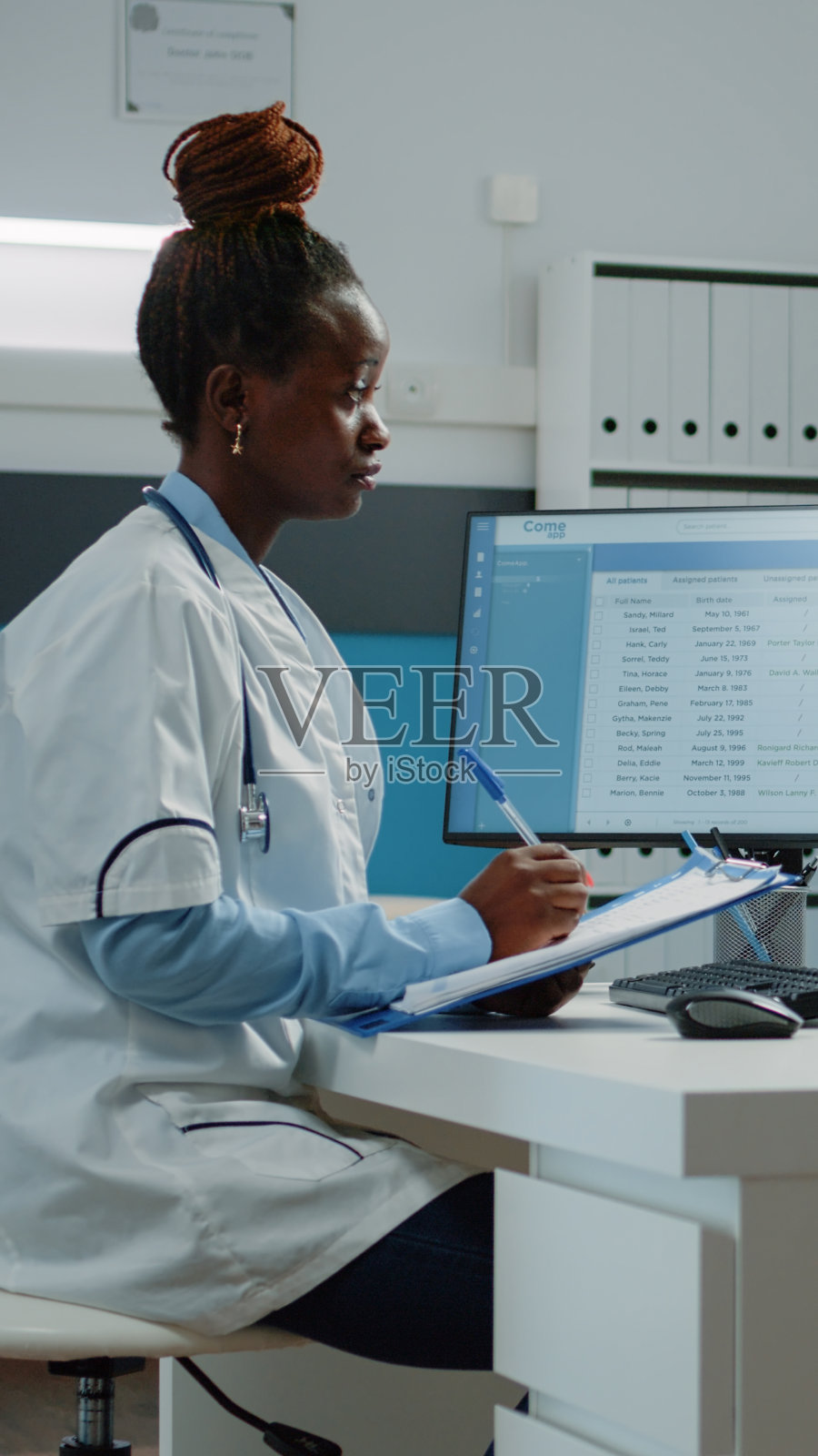 医生填写体检单进行医学诊断照片摄影图片