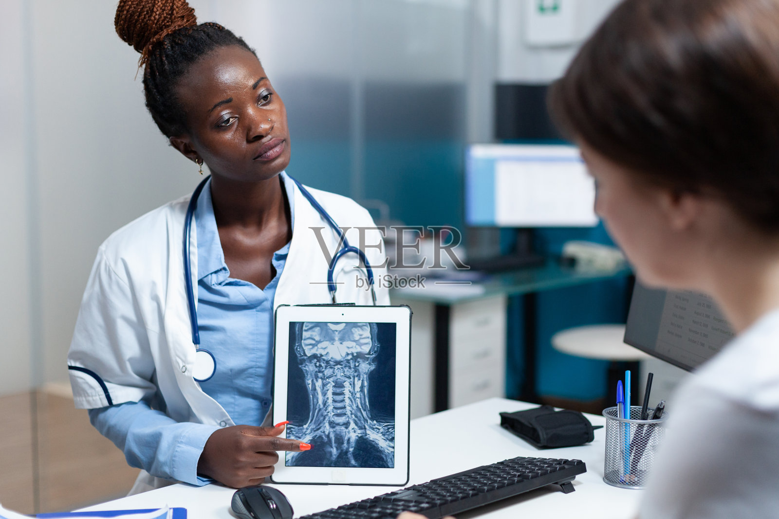 非裔美国放射科医生拿着平板电脑显示骨骼放射学照片摄影图片