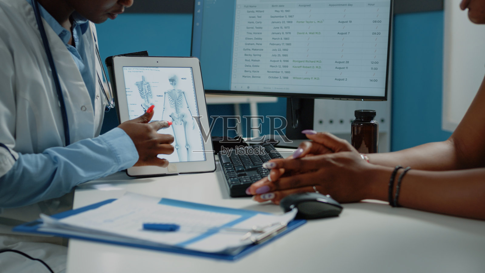 近距离人体骨骼图像的片剂为整骨病照片摄影图片