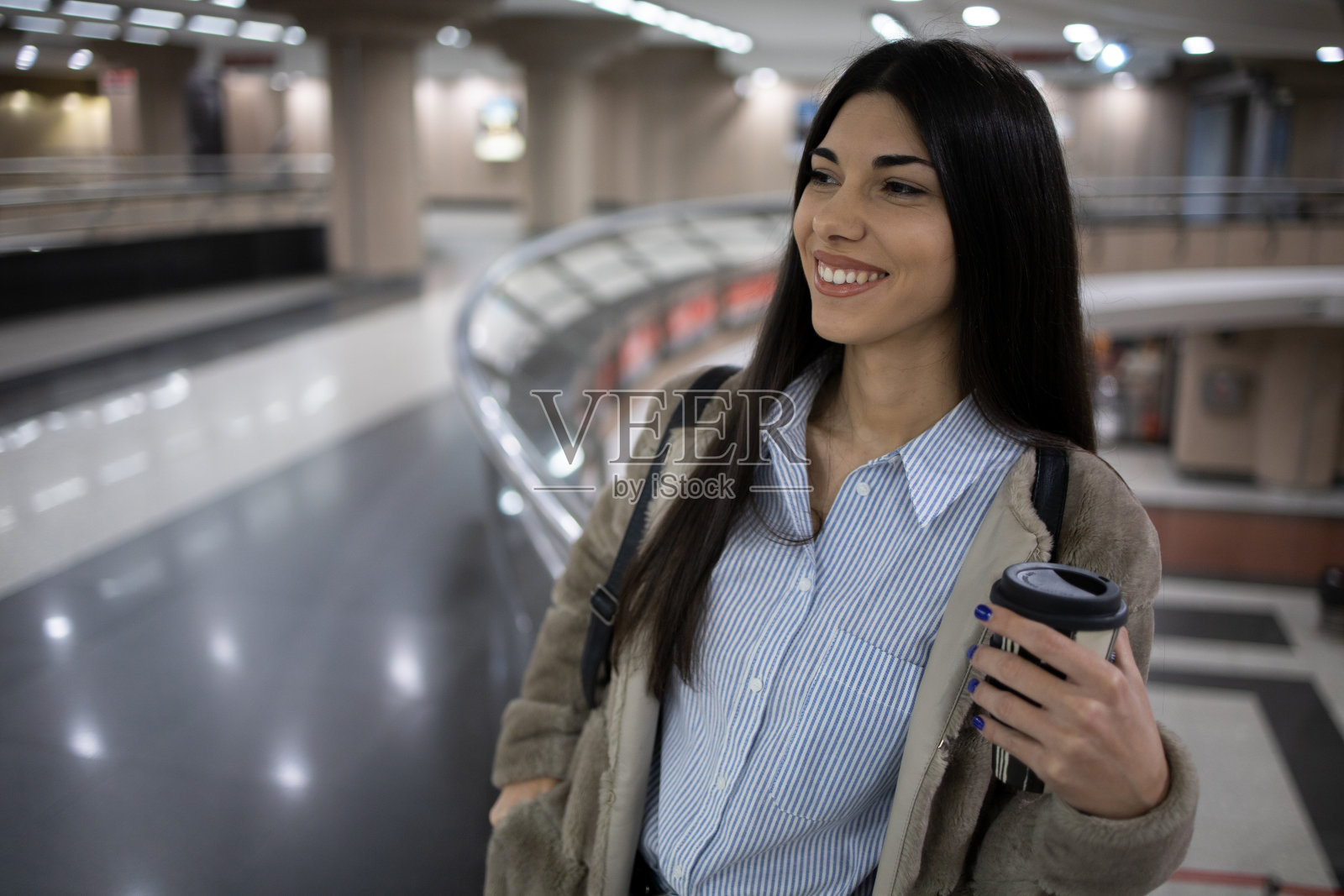 年轻女子微笑照片摄影图片