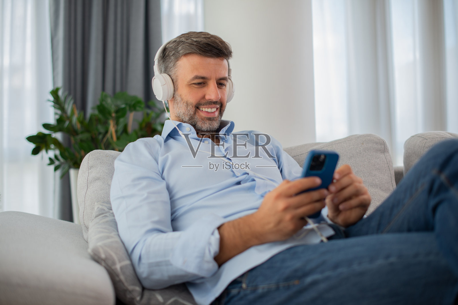 男子使用智能手机照片摄影图片