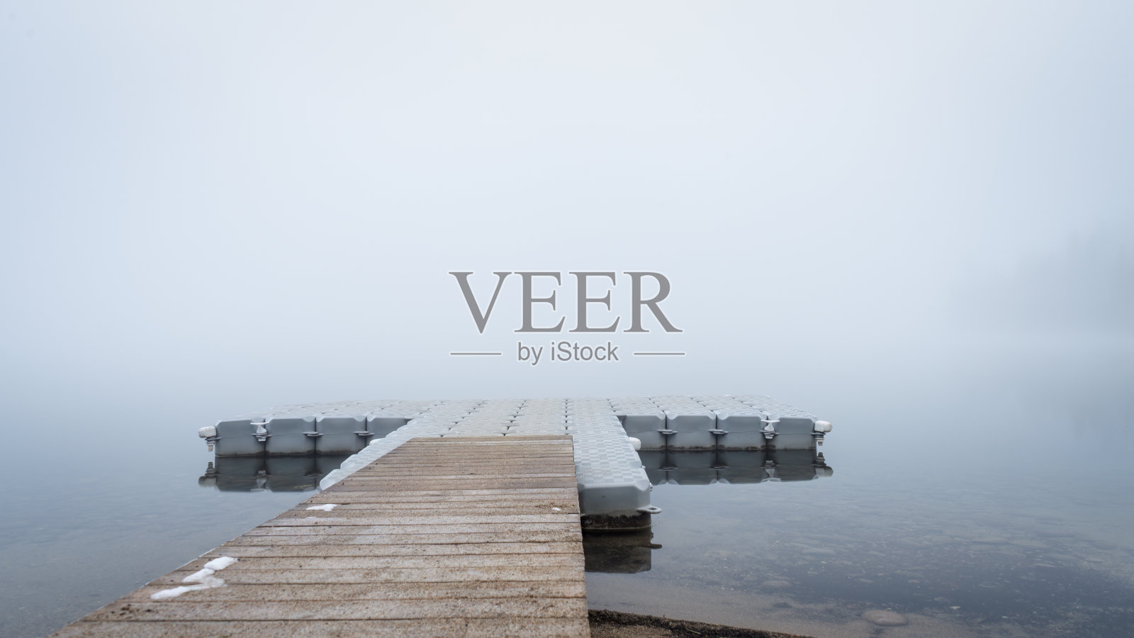 浓雾中的金字塔湖码头，贾斯珀国家公园，加拿大落基山脉。加拿大。照片摄影图片