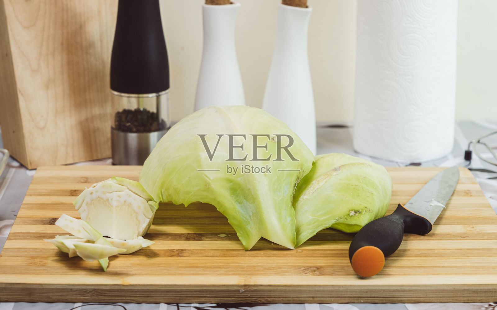 一个大卷心菜头被切在木板上的特写镜头照片摄影图片