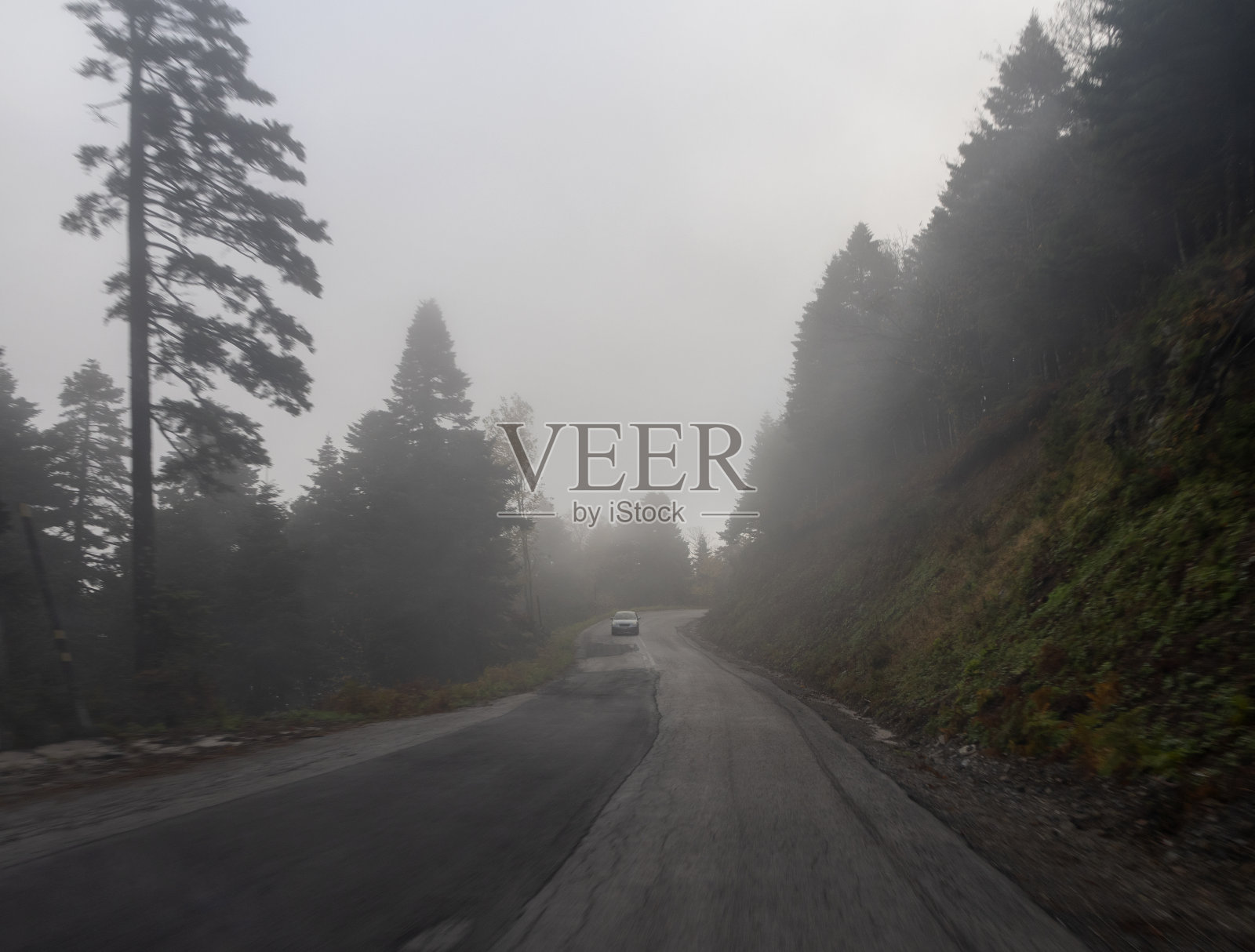 希腊埃维亚岛的Dirfys山上的山路，雾和云照片摄影图片