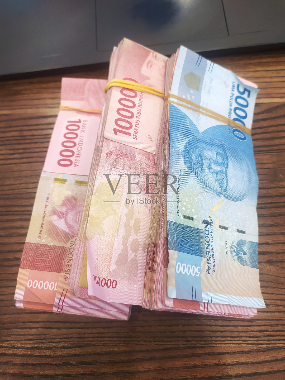 桌上有钱照片摄影图片