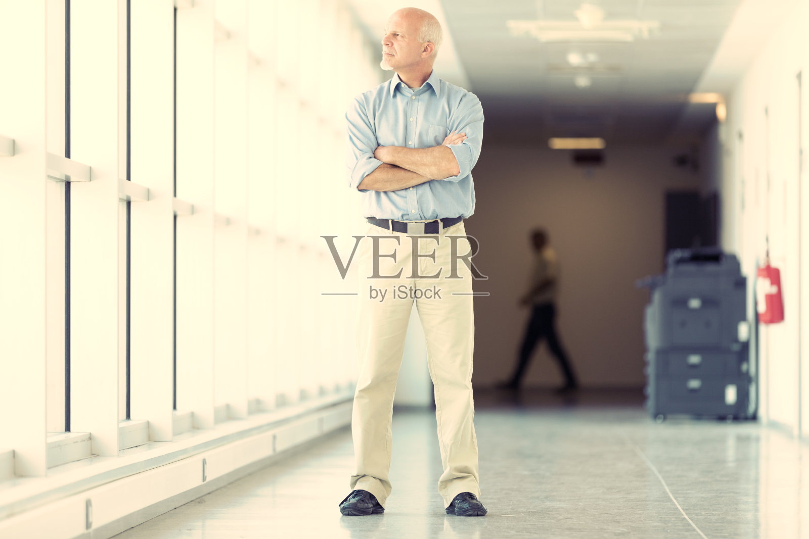 农场里强壮的老人望着窗外照片摄影图片