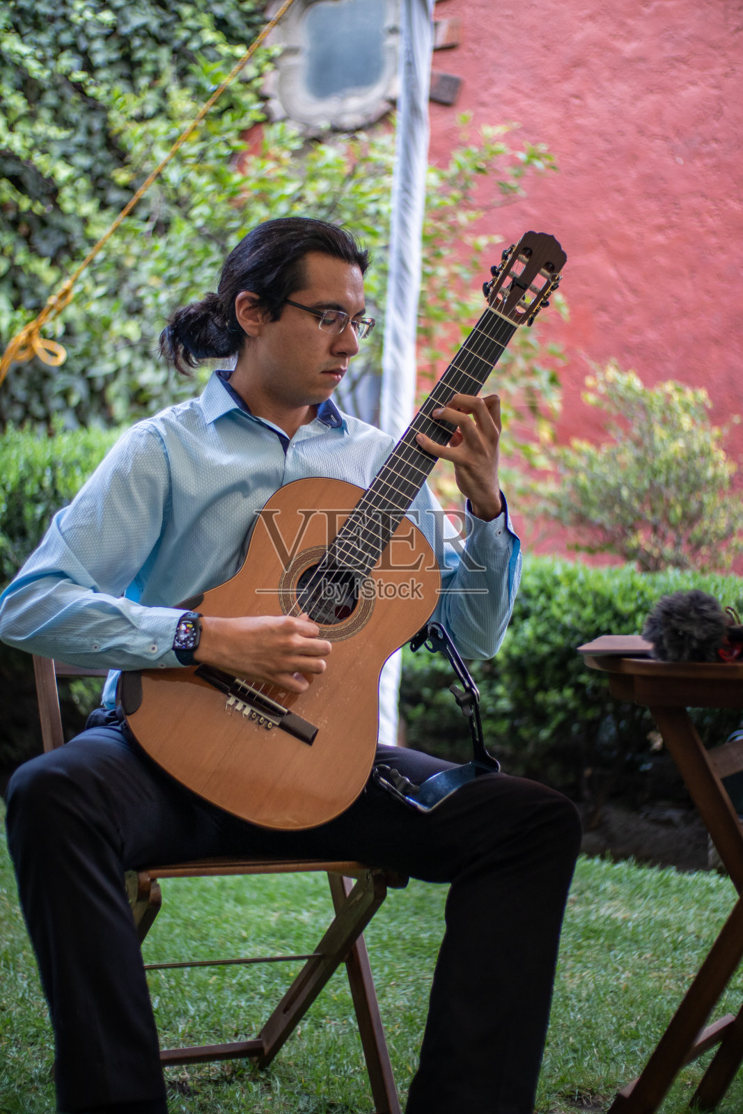 古典吉他手演奏西班牙尼龙吉他照片摄影图片