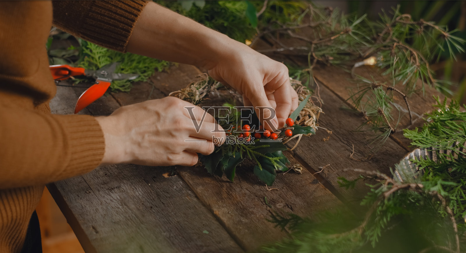 自制圣诞花环。照片摄影图片