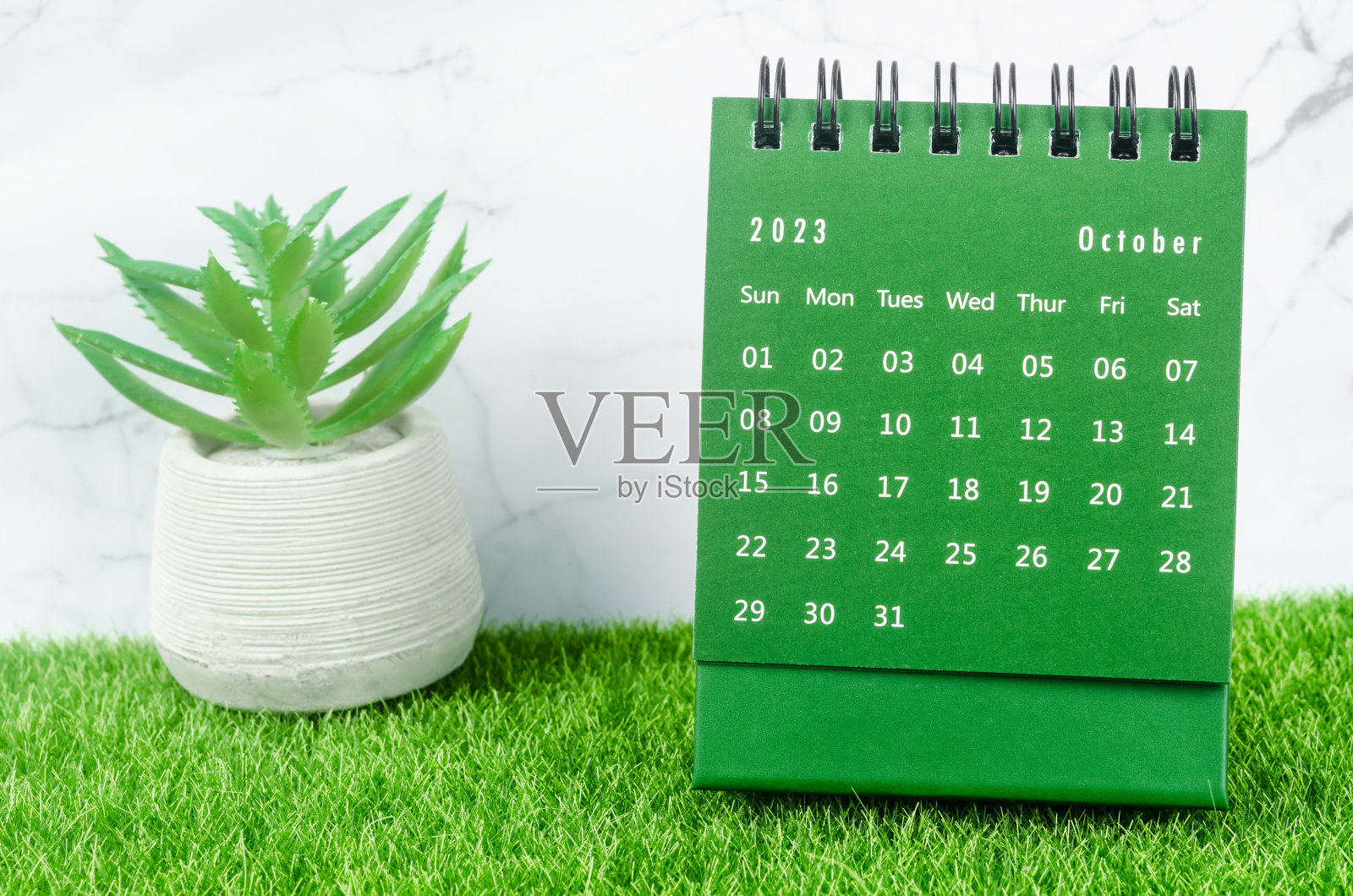 2023年绿色十月的每月台历2023年在草地上。照片摄影图片