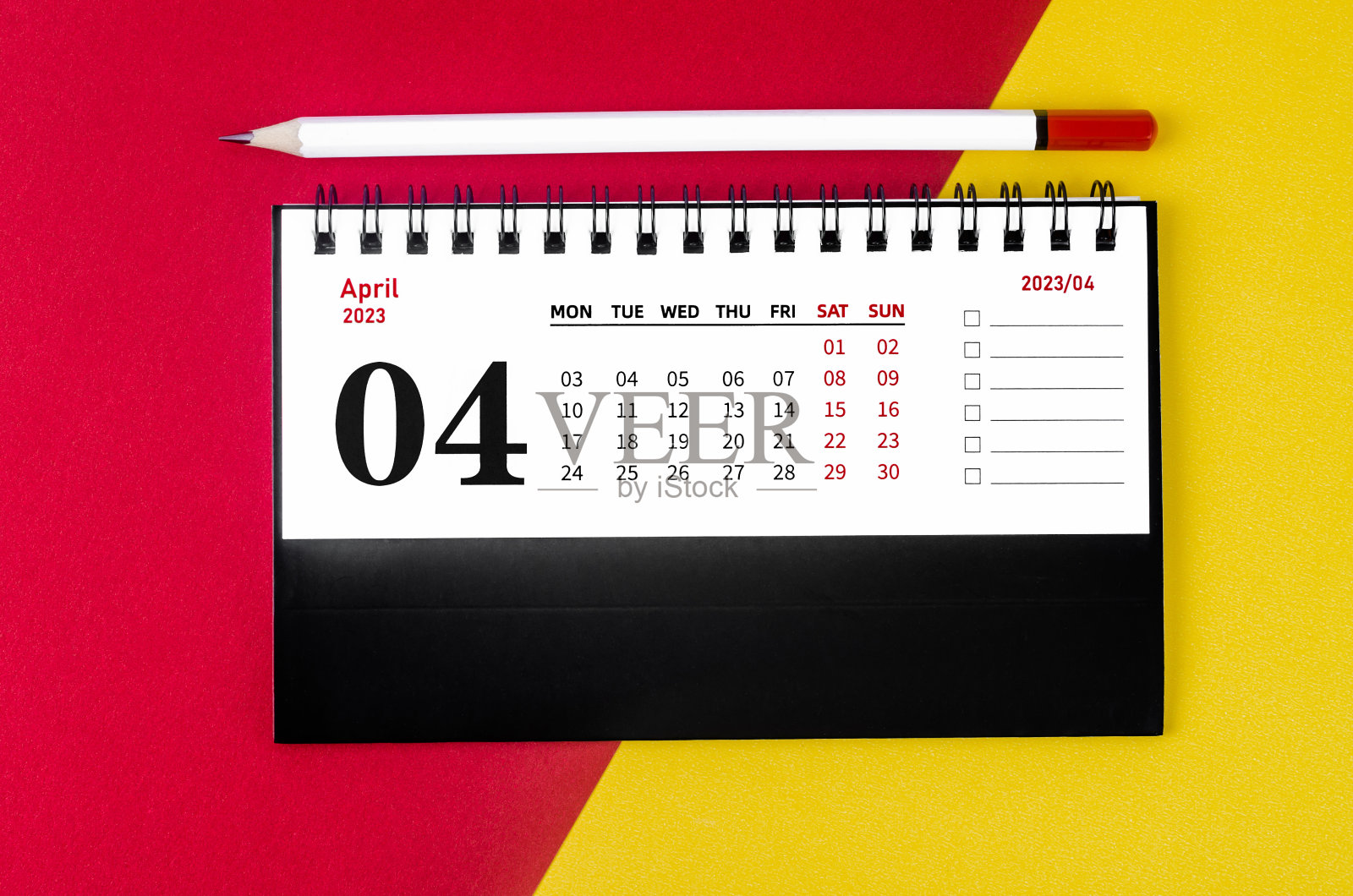 2023年4月的2023年月历，白色铅笔在美丽的背景。照片摄影图片