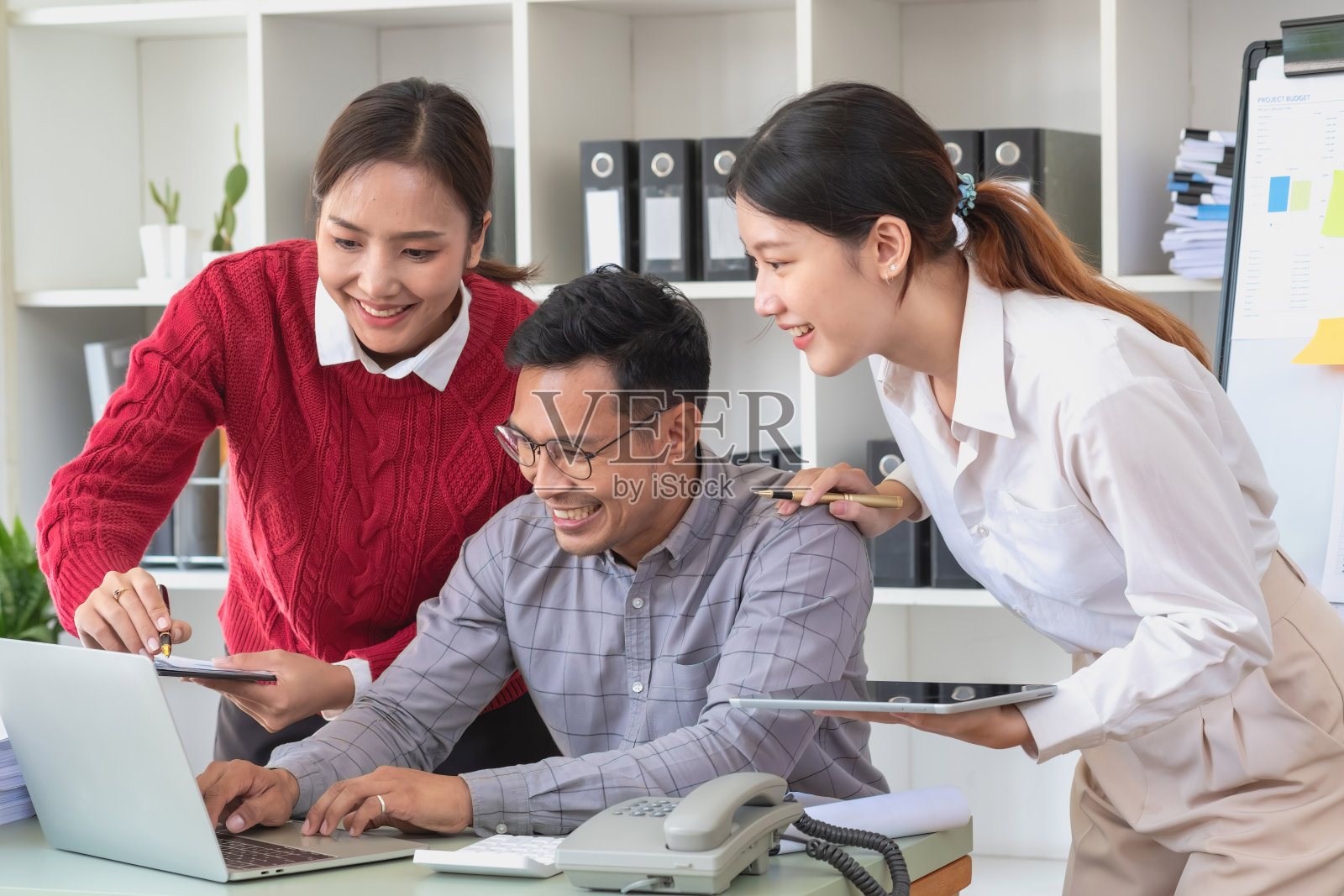营销、财务、会计、计划一群商人用他们的笔记本电脑和图表计划他们的利润，用计算器计算他们公司的年度余额。照片摄影图片