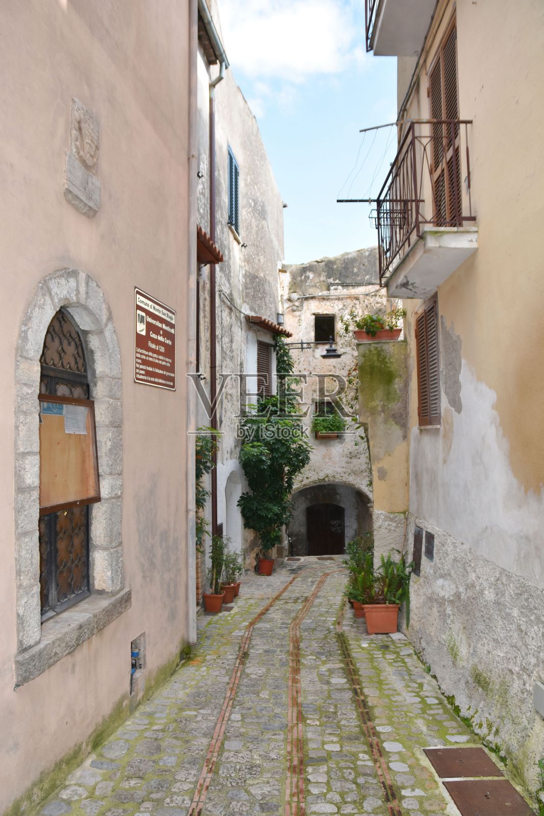 意大利罗马附近的中世纪小镇Monte San Biagio的狭窄街道。照片摄影图片