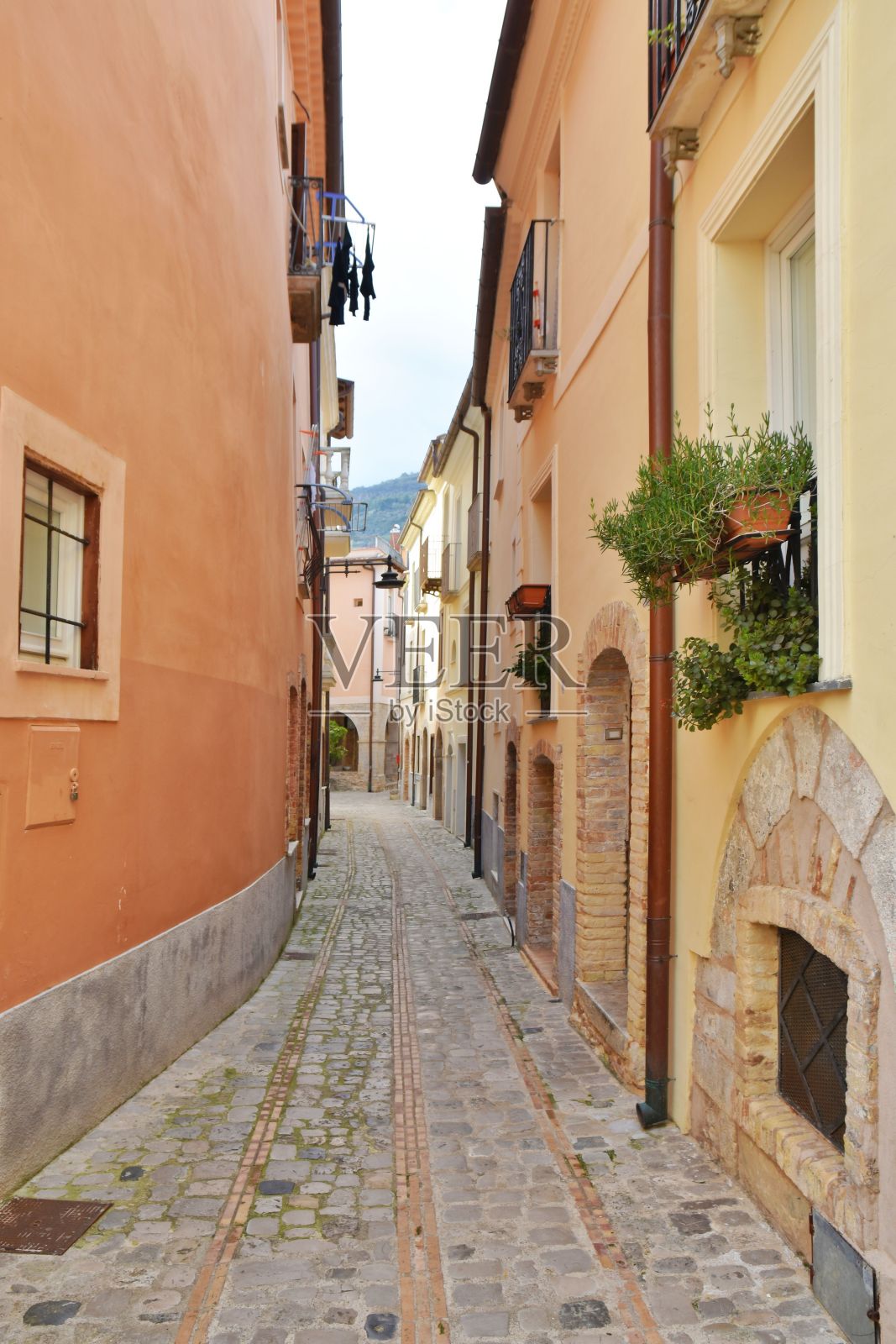 意大利罗马附近的中世纪小镇Monte San Biagio的狭窄街道。照片摄影图片