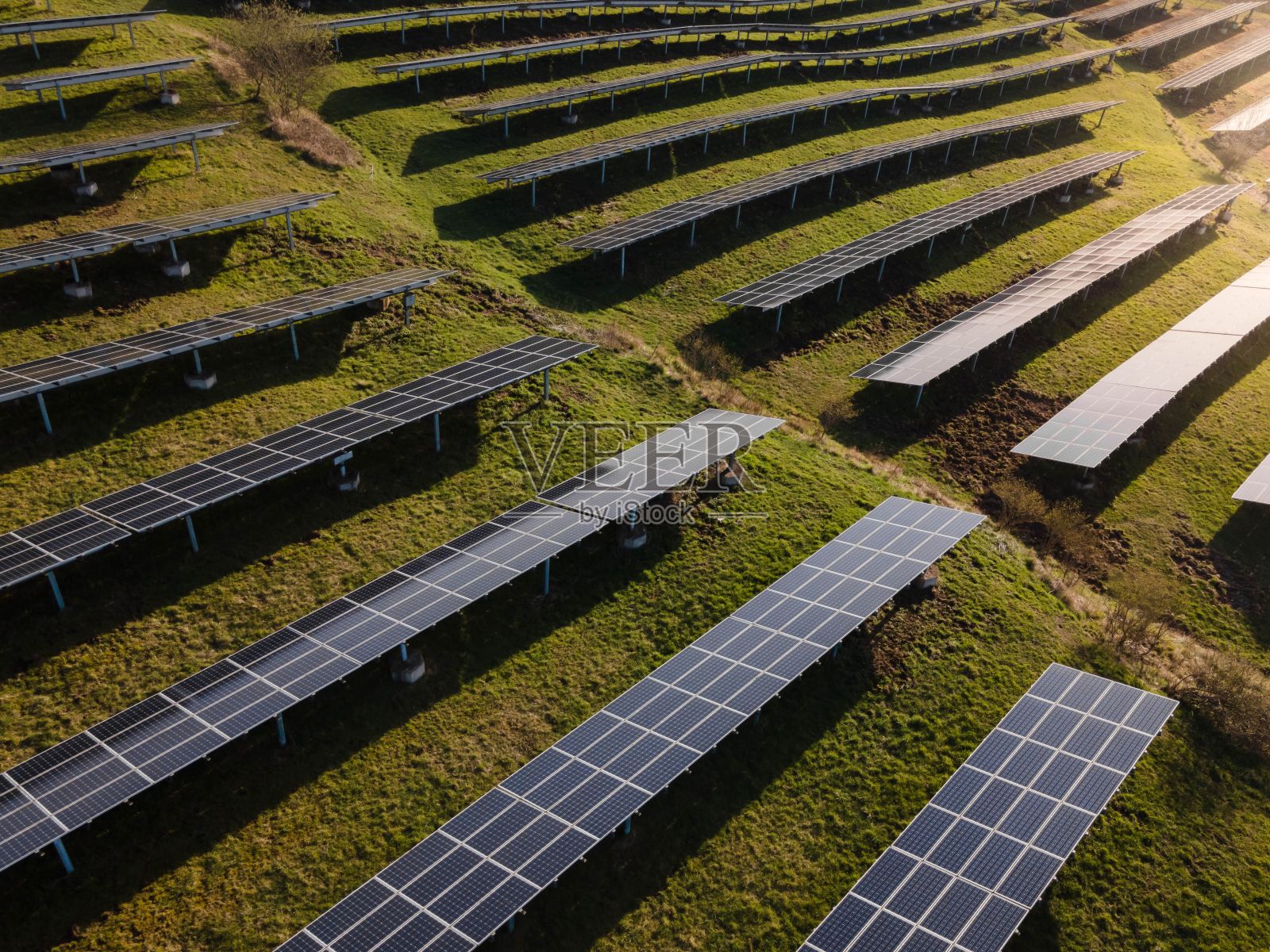 有太阳能电池板的场地照片摄影图片
