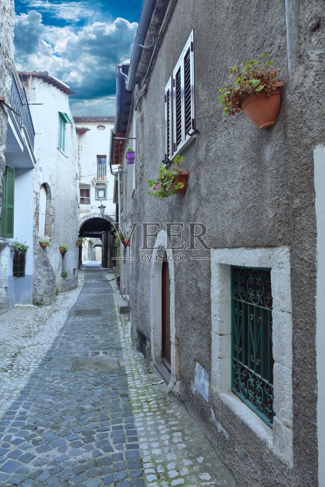 意大利罗马附近村庄瓜尔奇诺的狭窄街道照片摄影图片