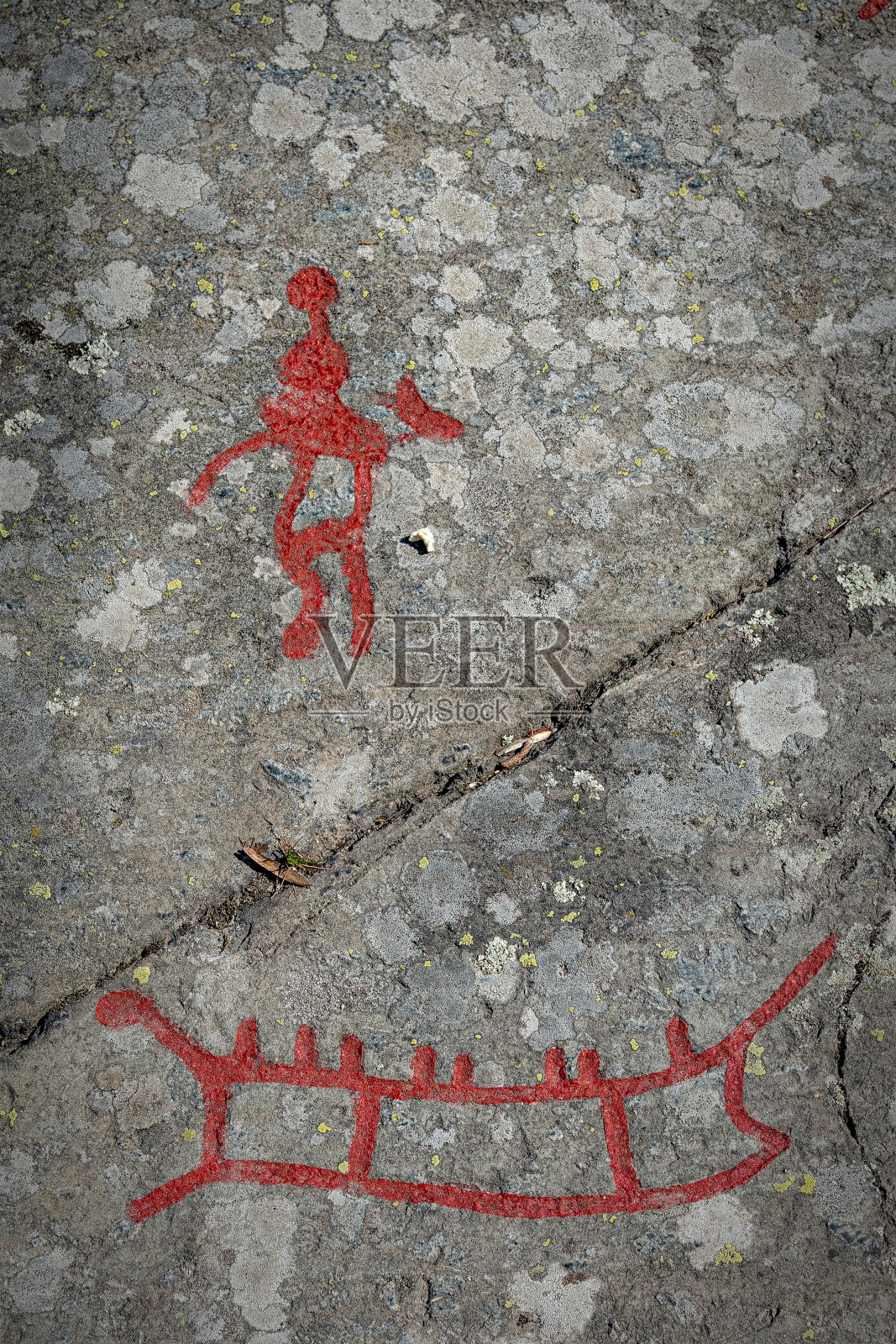 在瑞典诺雪平的希梅尔斯塔隆德，一个女人和一艘船的石雕特写镜头照片摄影图片