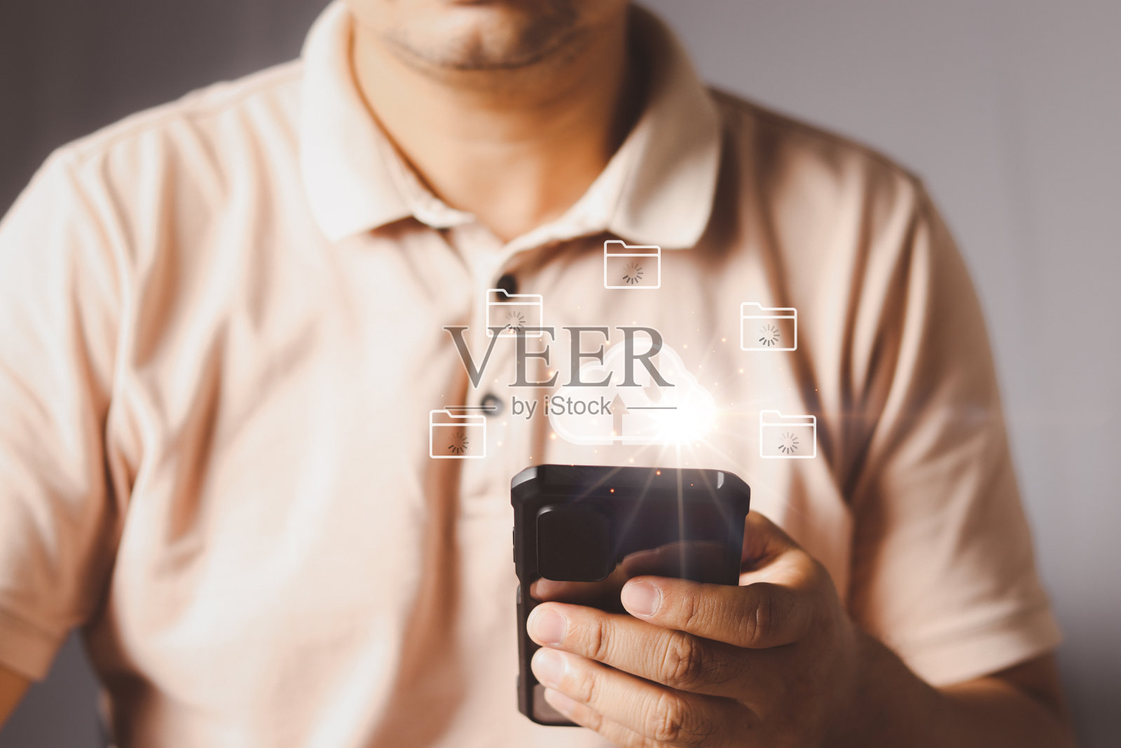 商人触摸手机。商业全球互联网连接应用技术与数字营销，金融与银行，数字链接技术，大数据。照片摄影图片