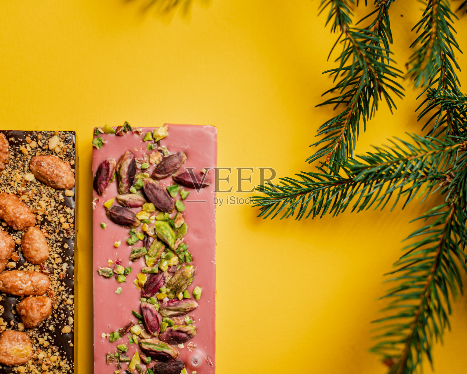 黄色表面上不同口味的巧克力分类棒的特写照片摄影图片