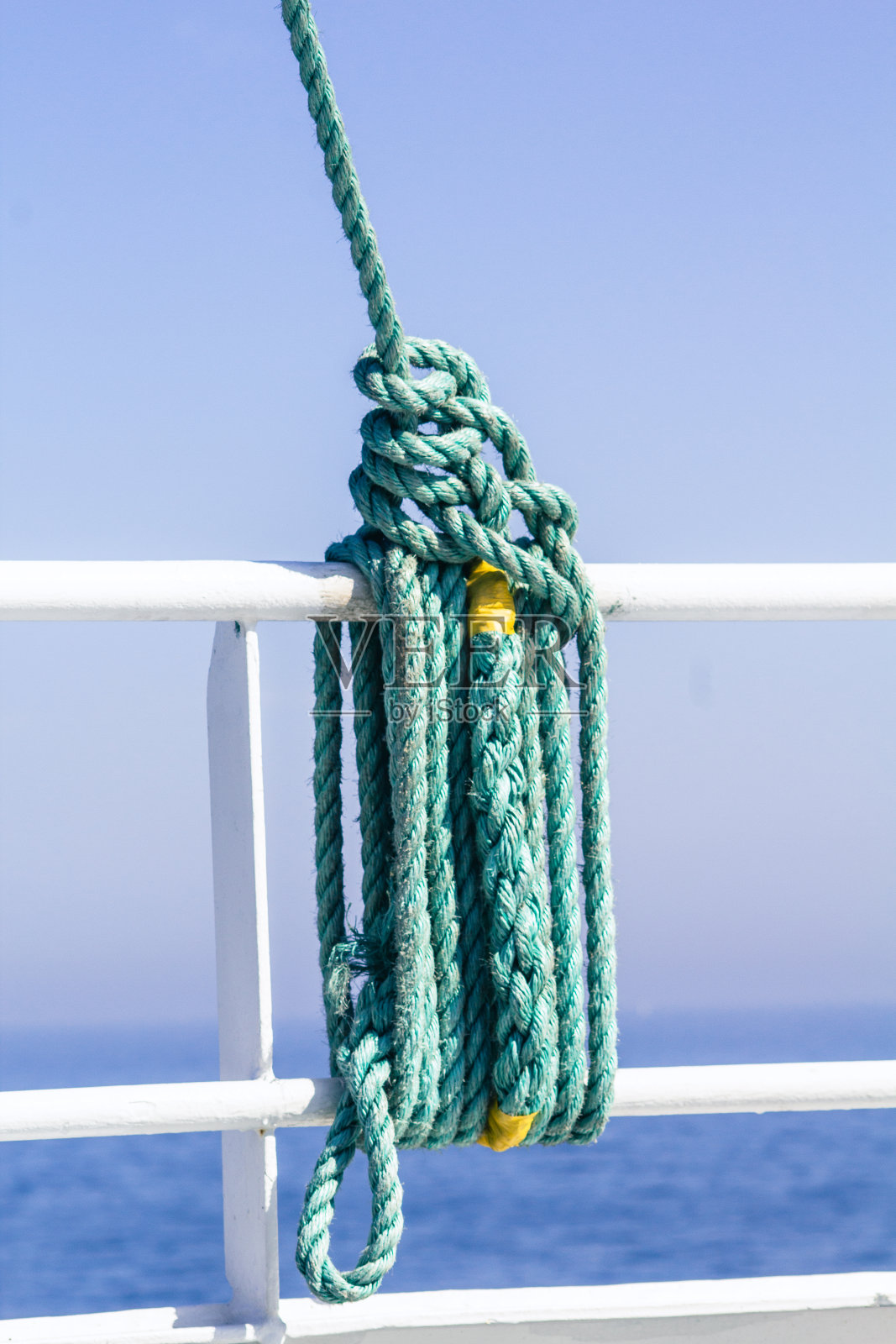 垂直拍摄一艘白色帆船侧面的绳索照片摄影图片