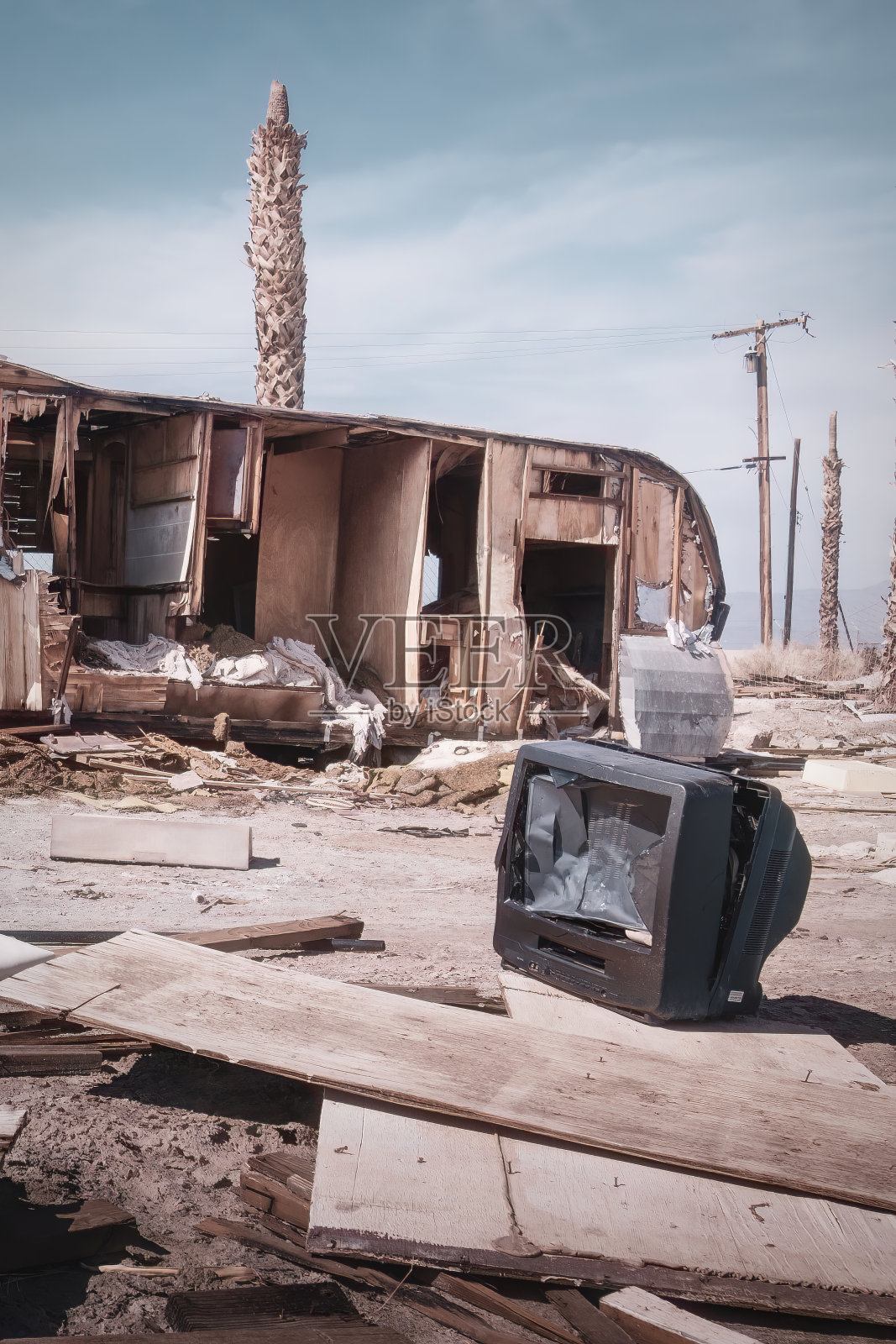 沙漠中被遗弃的拖车照片摄影图片