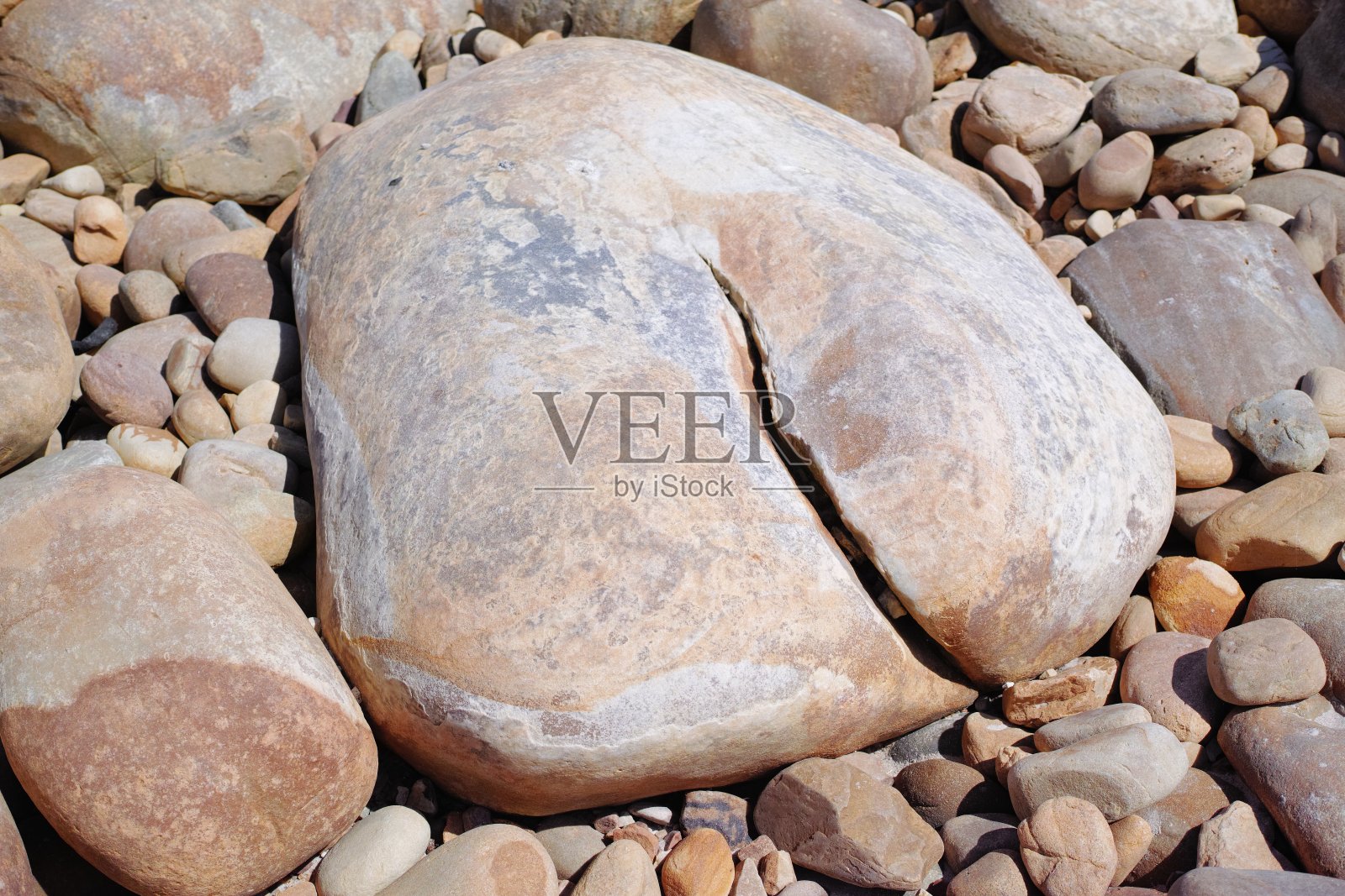 海滩上巨大的被侵蚀的圆形石头照片摄影图片