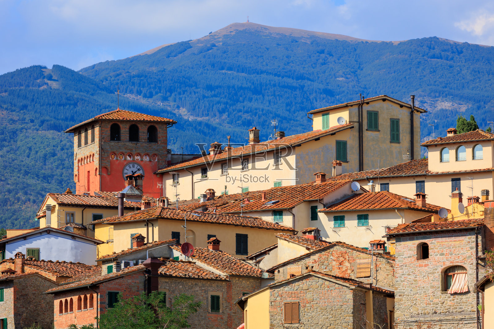 Loro Ciuffenna天际线，托斯卡纳老城照片摄影图片