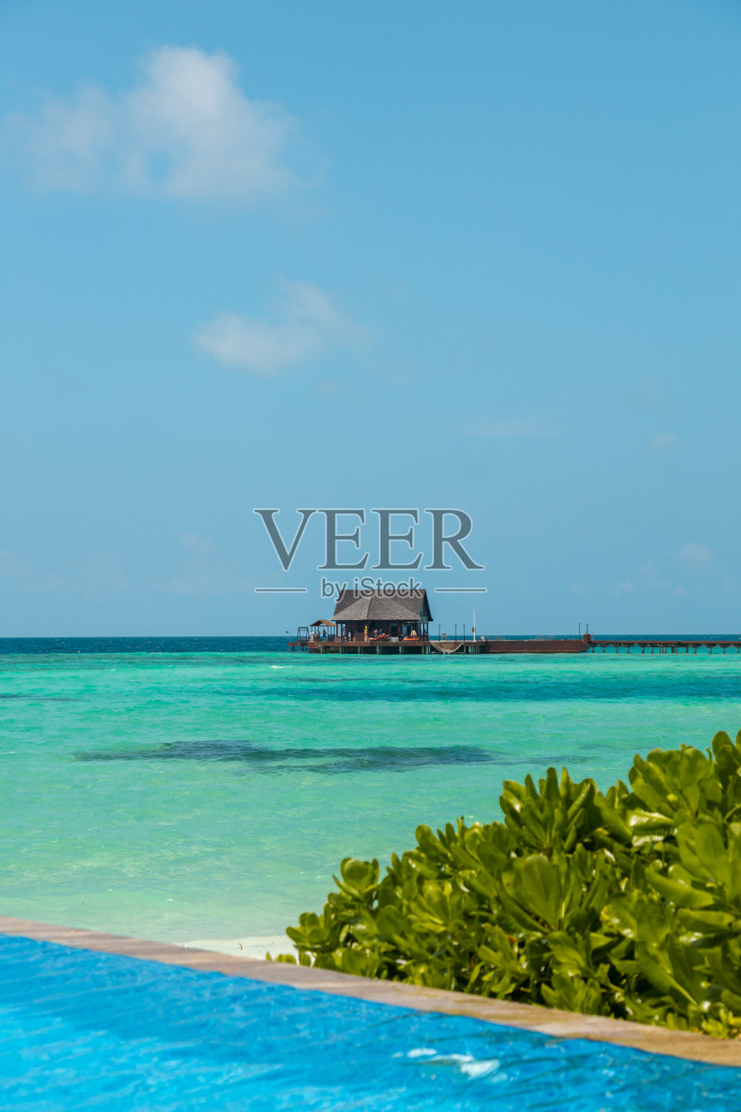 马尔代夫无边泳池在海滩与绿松石泻湖照片摄影图片