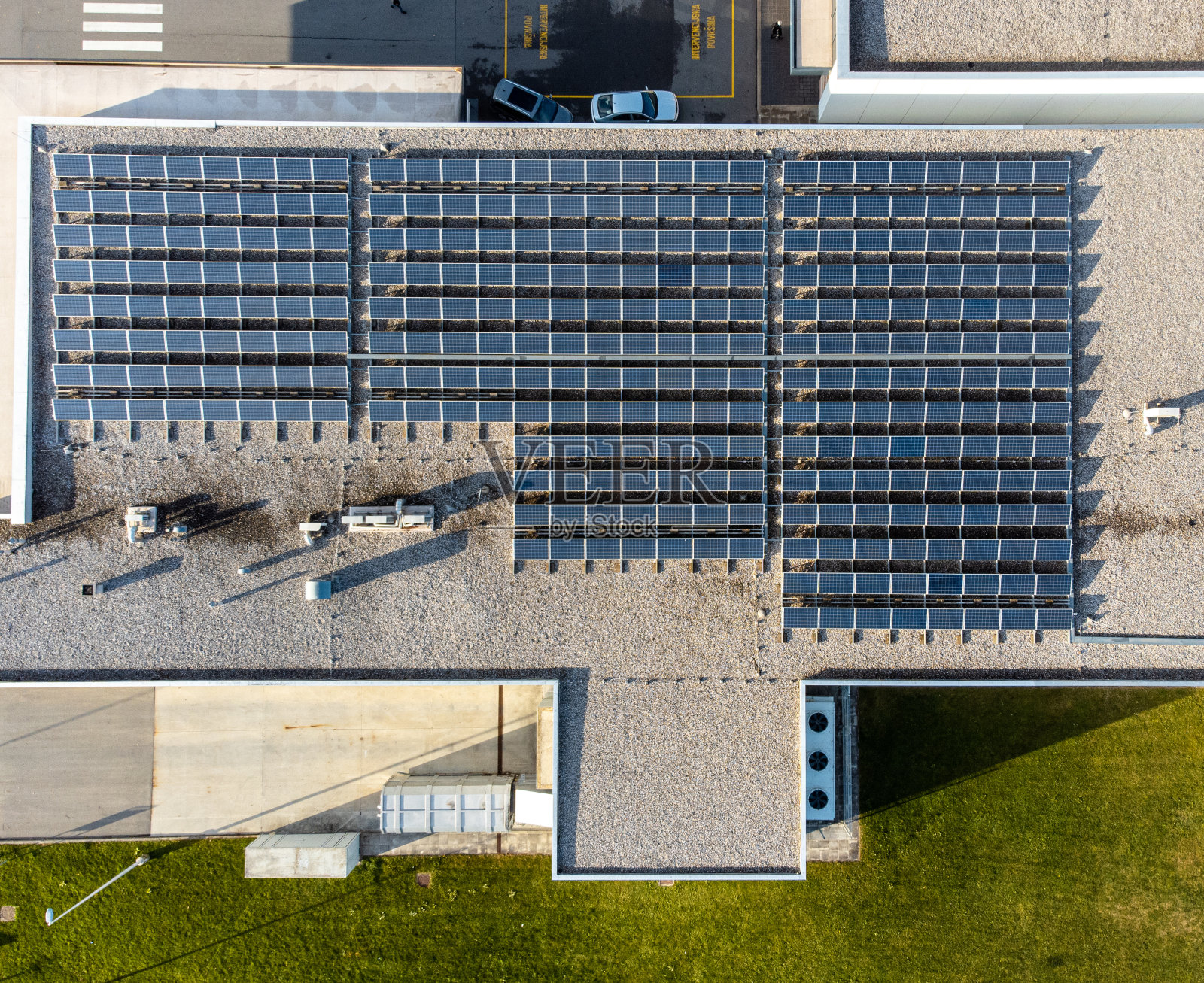 商业建筑屋顶上由上而下的太阳能电池板阵列照片摄影图片
