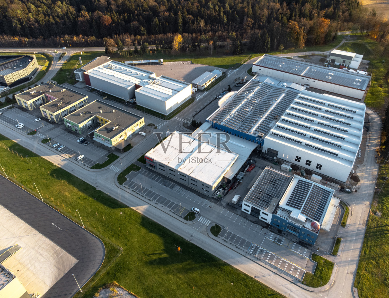 工业区，有小商店和仓库，屋顶上有太阳能电池板的小工厂照片摄影图片