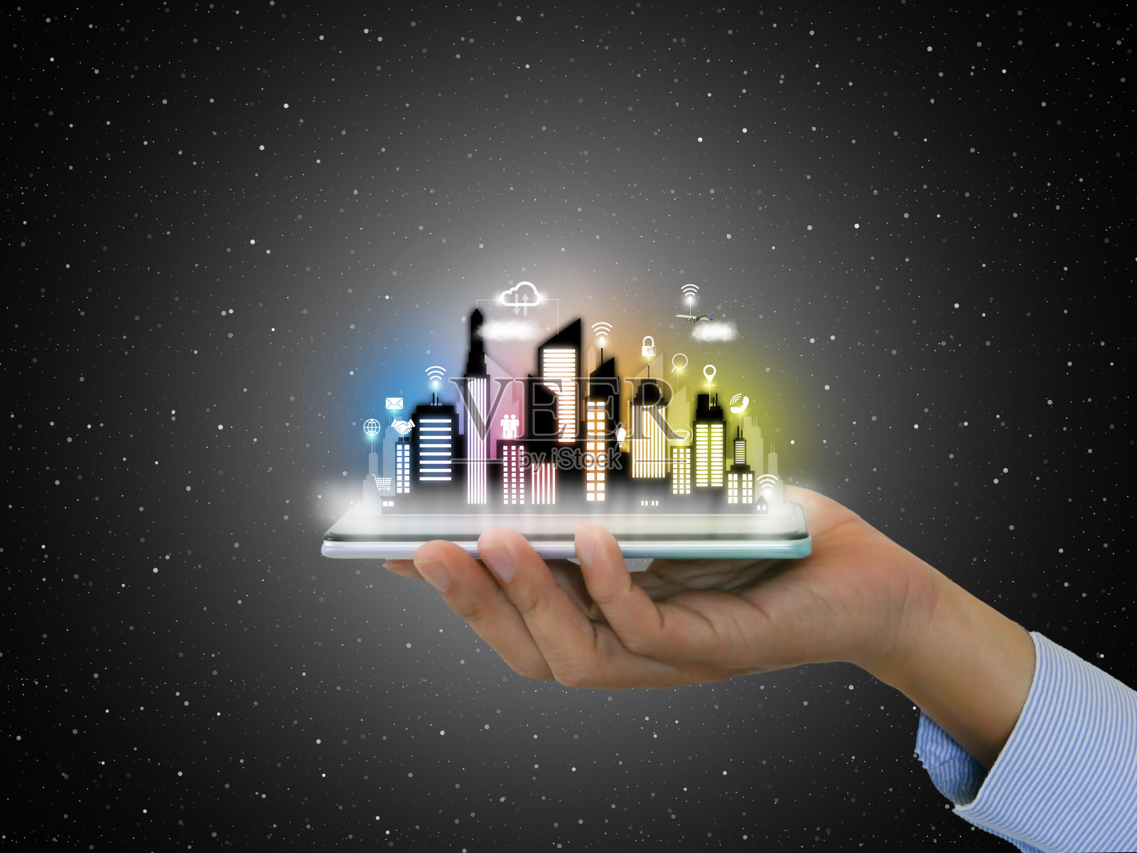 一只手拿着智能手机，上面有虚拟的智慧城市，夜景。城市配备了智能服务和各种在线活动图标。照片摄影图片