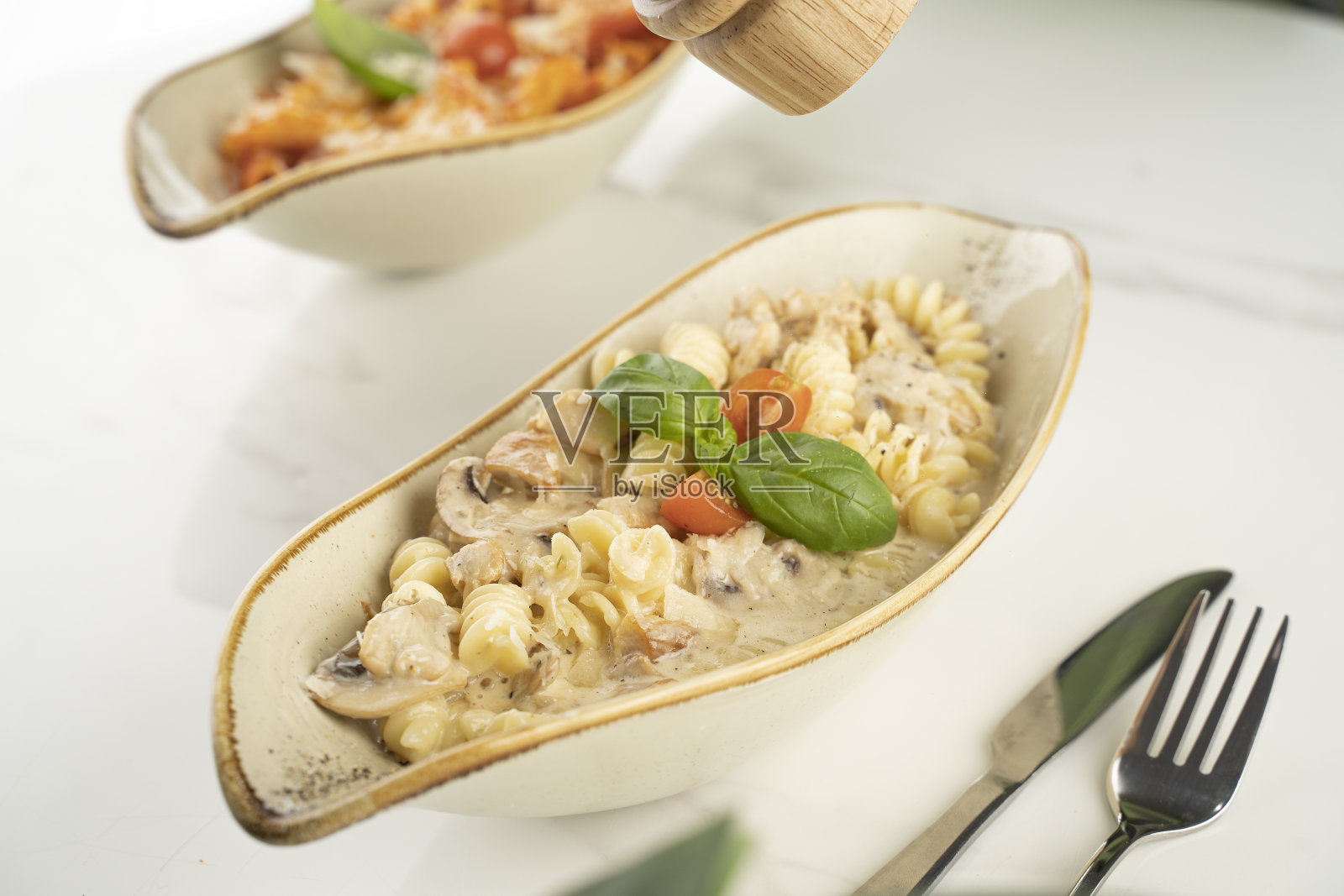 特写镜头:准备在白色背景上上桌的意大利干酪面照片摄影图片