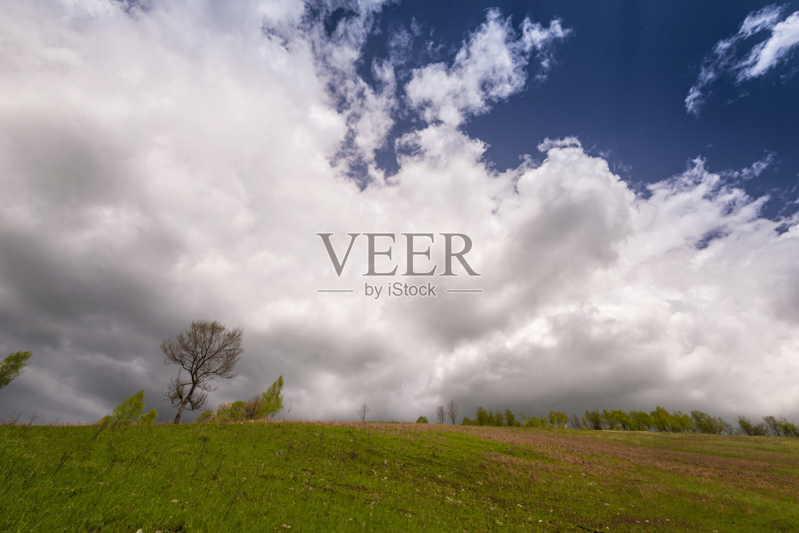 美丽的乡村公路在春天在东欧偏远的农村地区和暴风雨的四月天空照片摄影图片