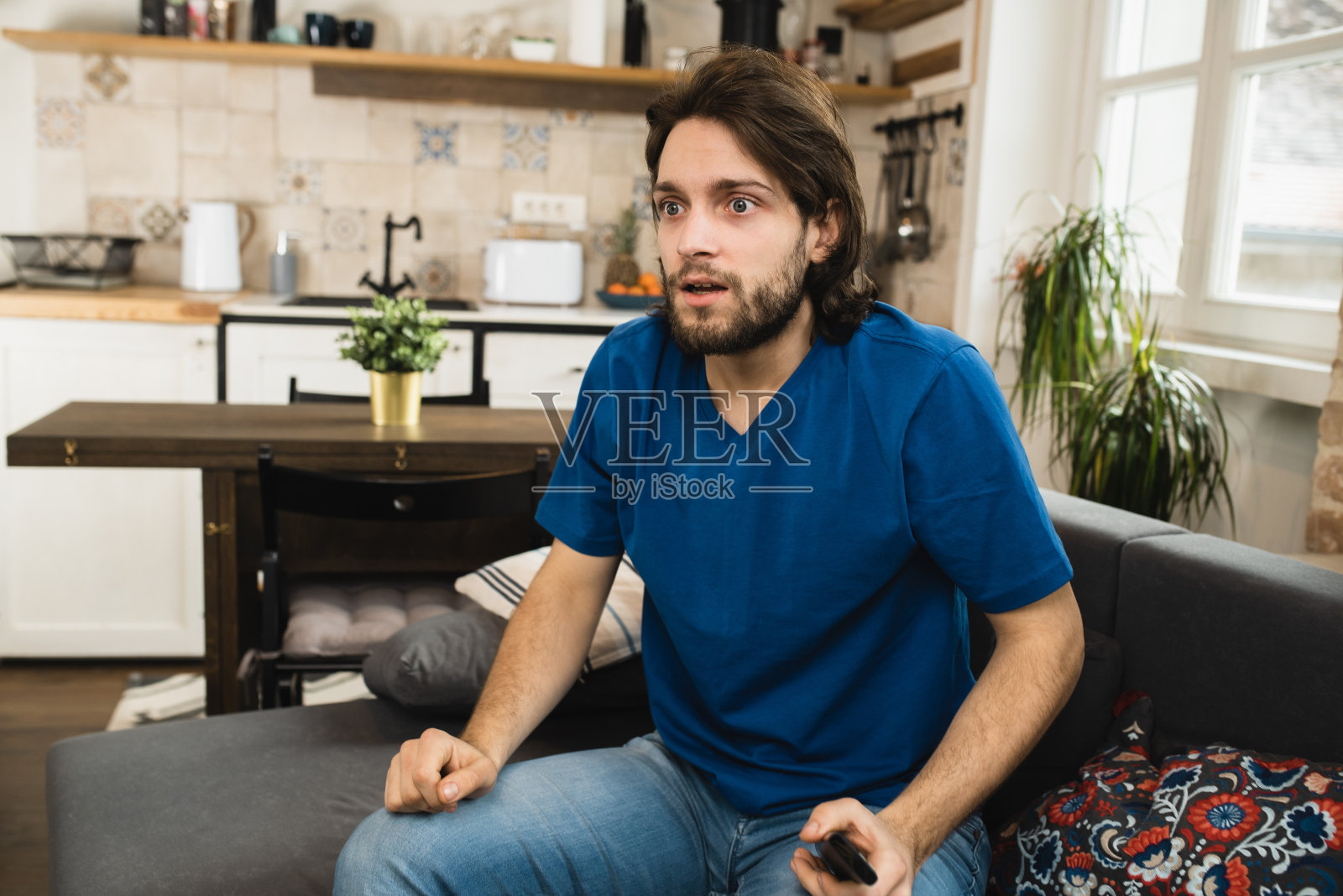 年轻人在家里看电视照片摄影图片