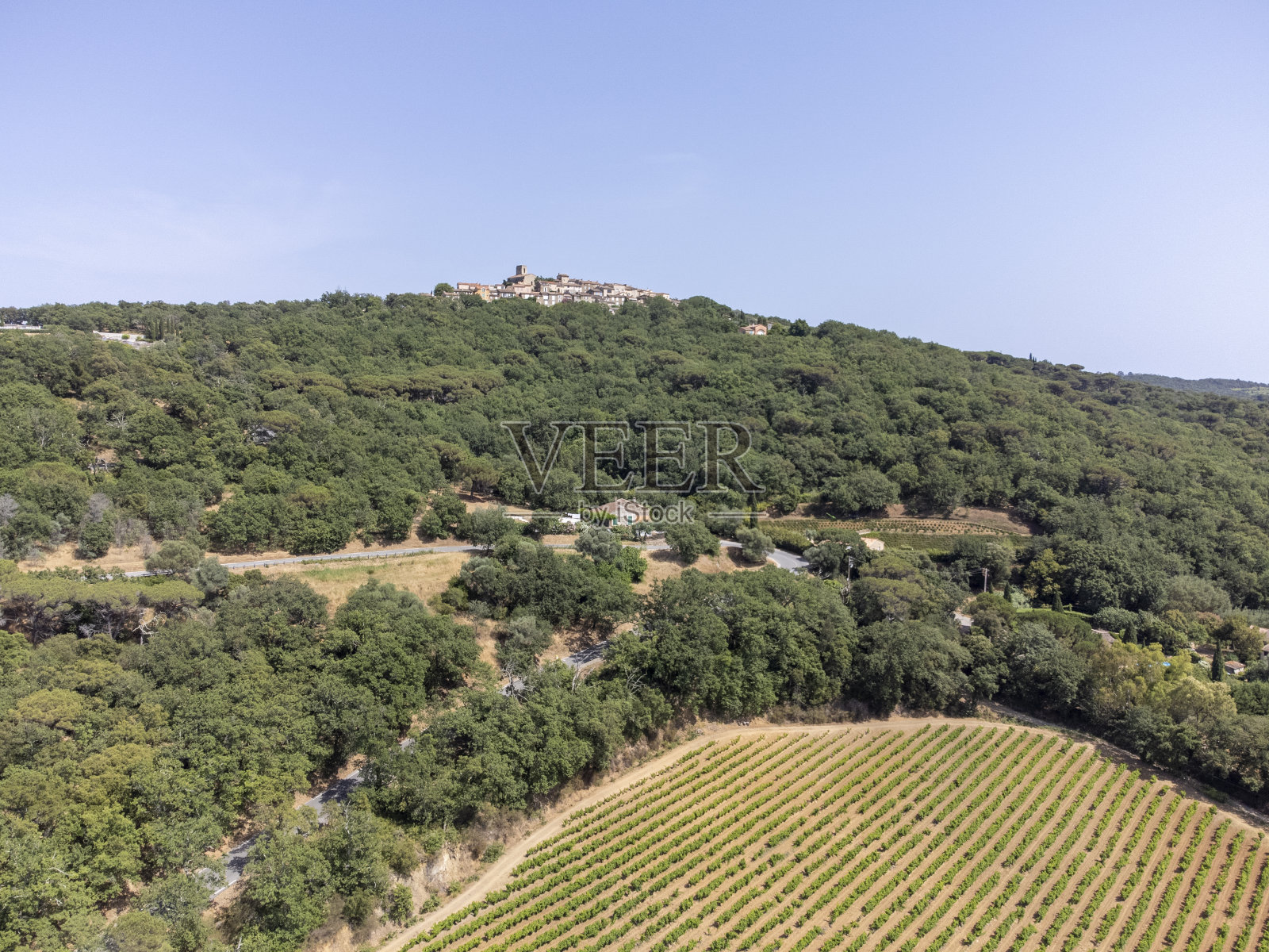 Gassin taken by drone. Gassin is a French commune located in the Var department, in the Provence-Alpes-Côte d'Azur region, in Europe照片摄影图片