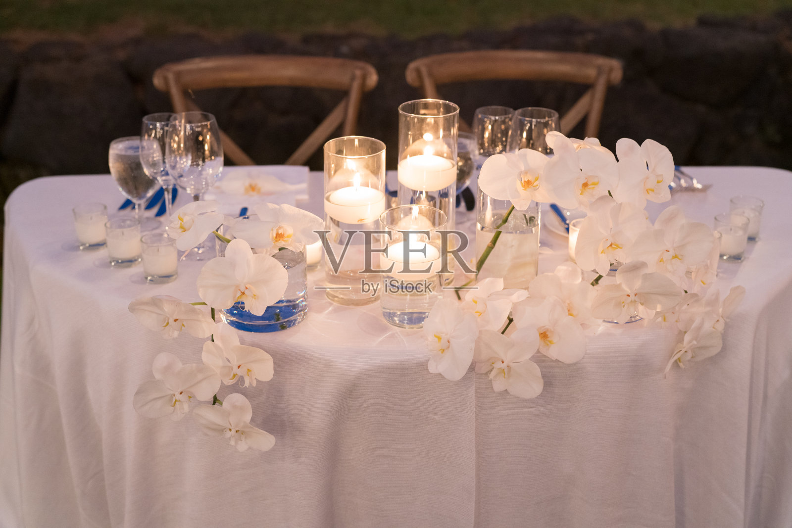 在希腊，晚上装饰好的婚礼桌上令人惊叹的景色照片摄影图片