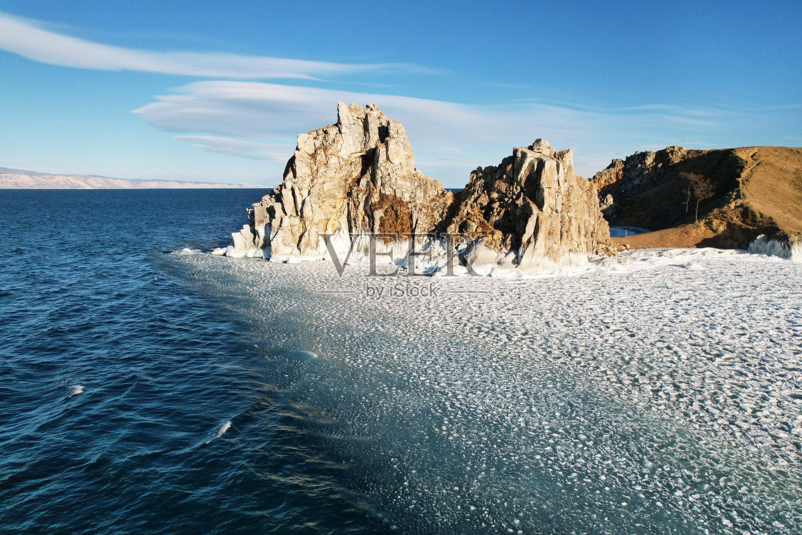 十二月的贝加尔湖。奥尔洪岛的布尔汗角或沙曼卡岩在初冬。照片摄影图片