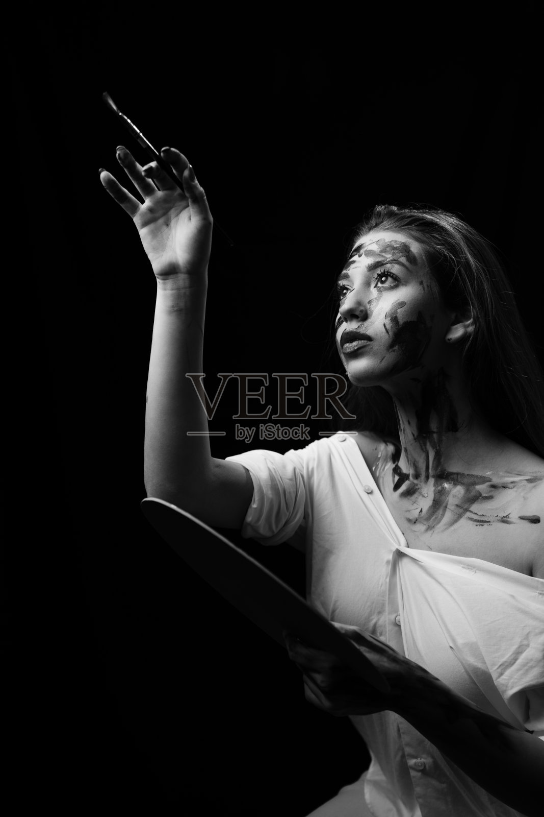 一名白人女性在一间隔离在黑色背景上的工作室里摆姿势的垂直镜头照片摄影图片