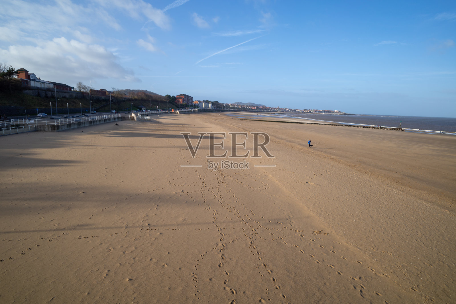 一个阳光灿烂的日子，在英国北威尔士的Colwyn湾，海滩的区域视图照片摄影图片