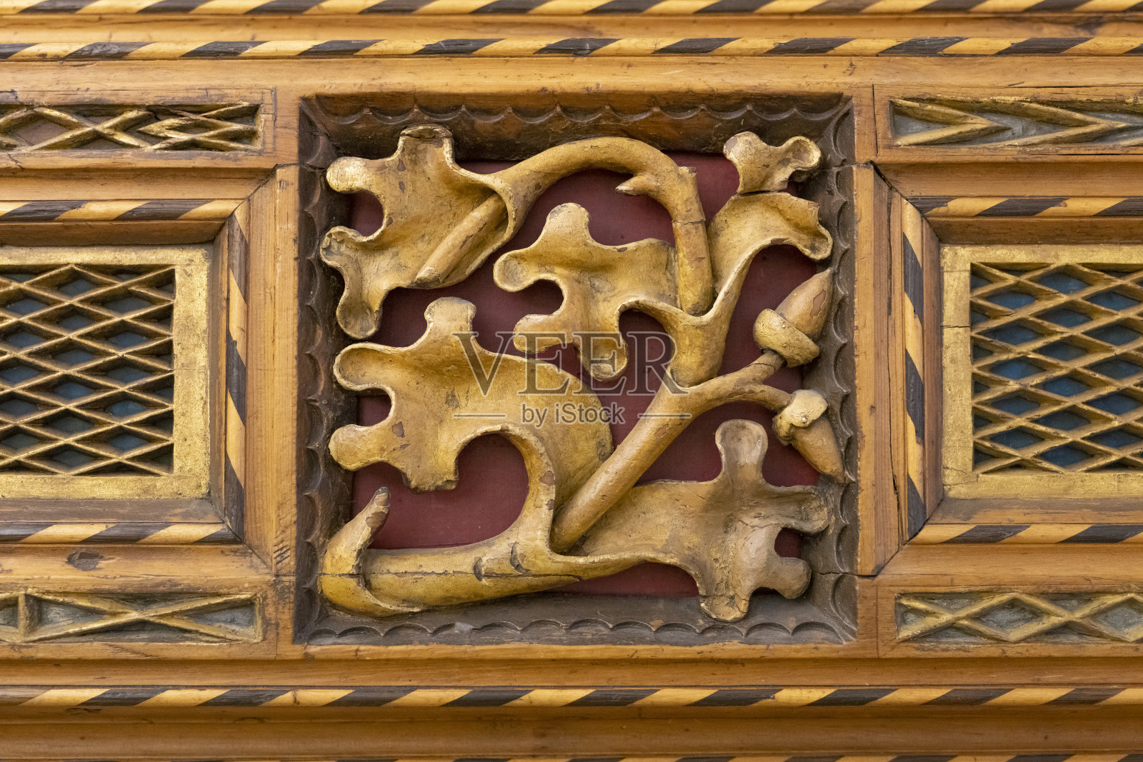 在木材中雕刻植物元素照片摄影图片