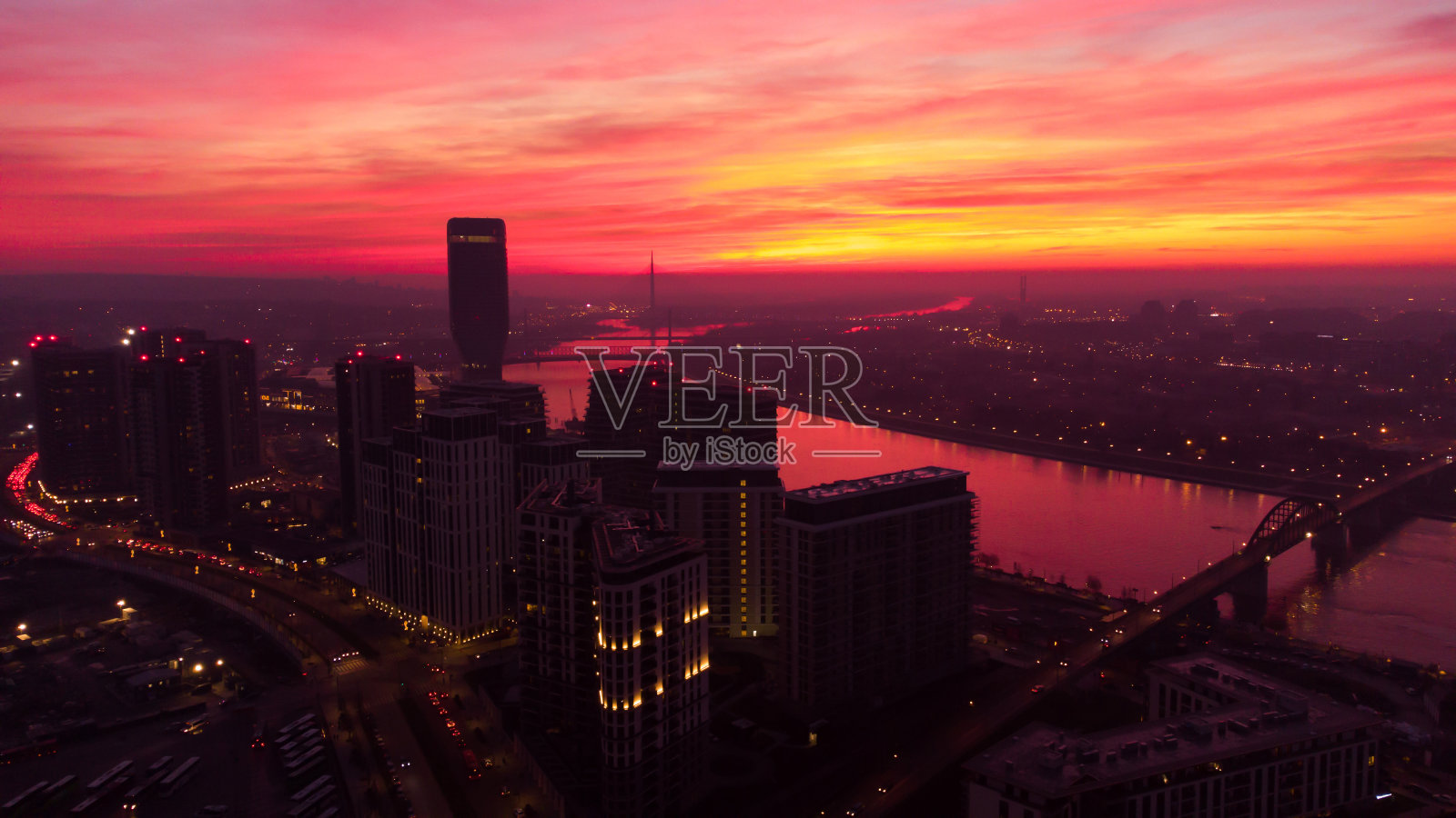 观赏贝尔格莱德海滨建筑和萨瓦河。照片摄影图片